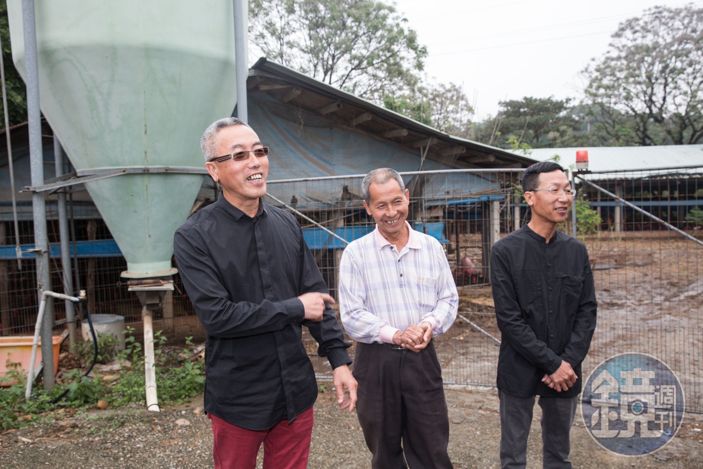 葉明杰（左）和哥哥（中）、弟弟（右）一起創立黑公雞風味餐廳，3人感情越來越好。