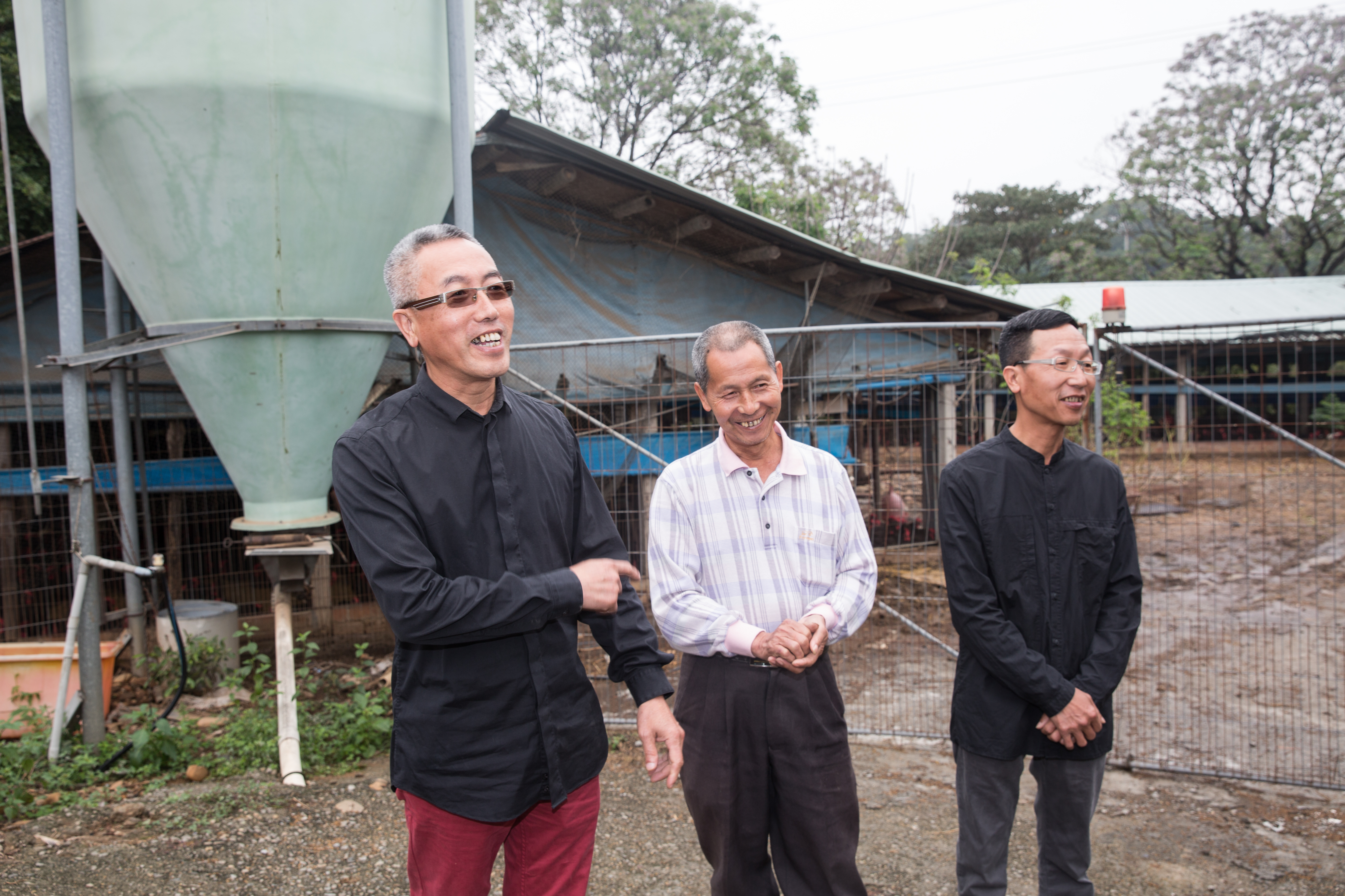 葉明杰（左）和哥哥（中）、弟弟（右）一起創立黑公雞風味餐廳，3人感情越來越好。