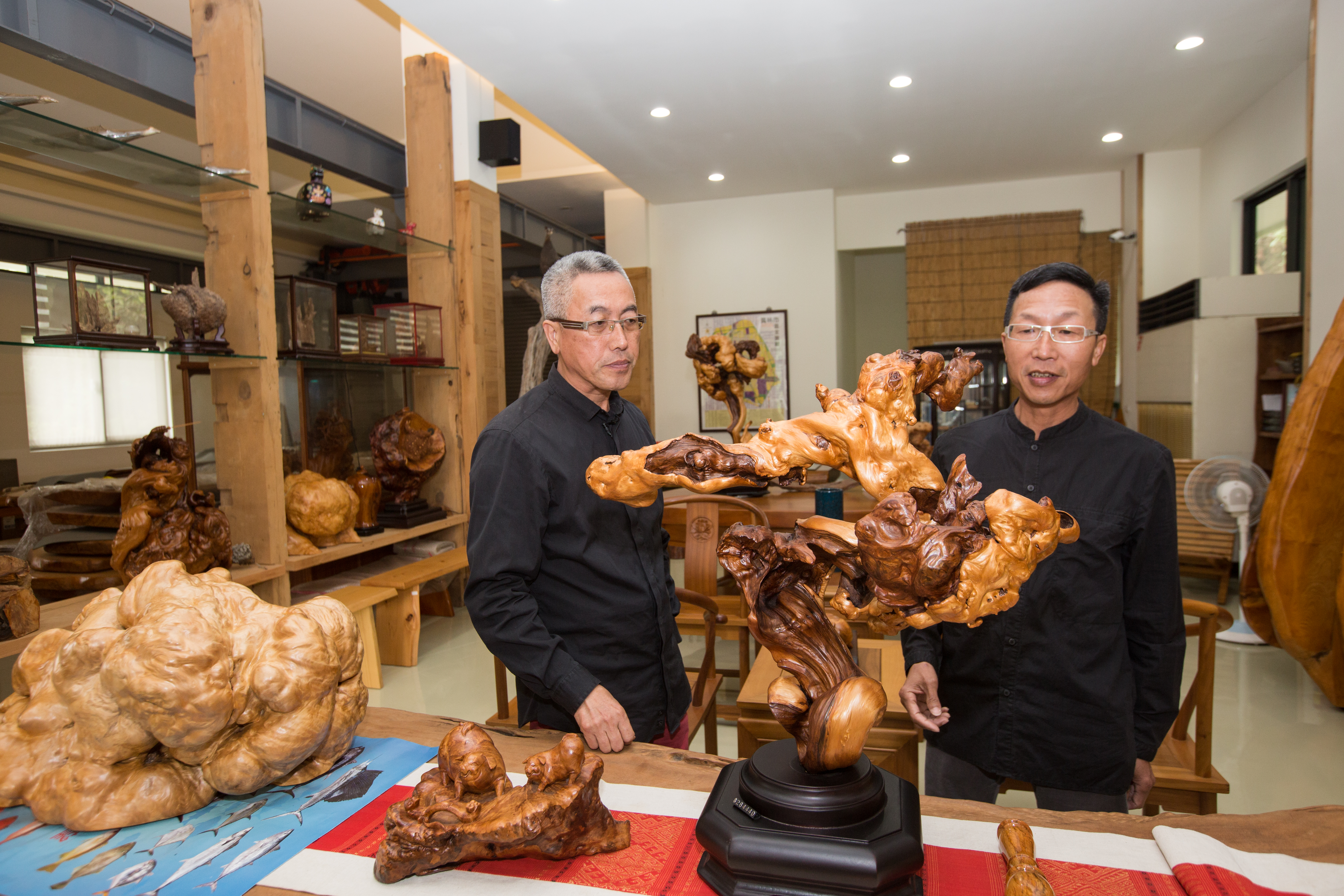 葉明杰（左）和弟弟葉信宏（右）都愛收藏漂流木，也喜愛登山。