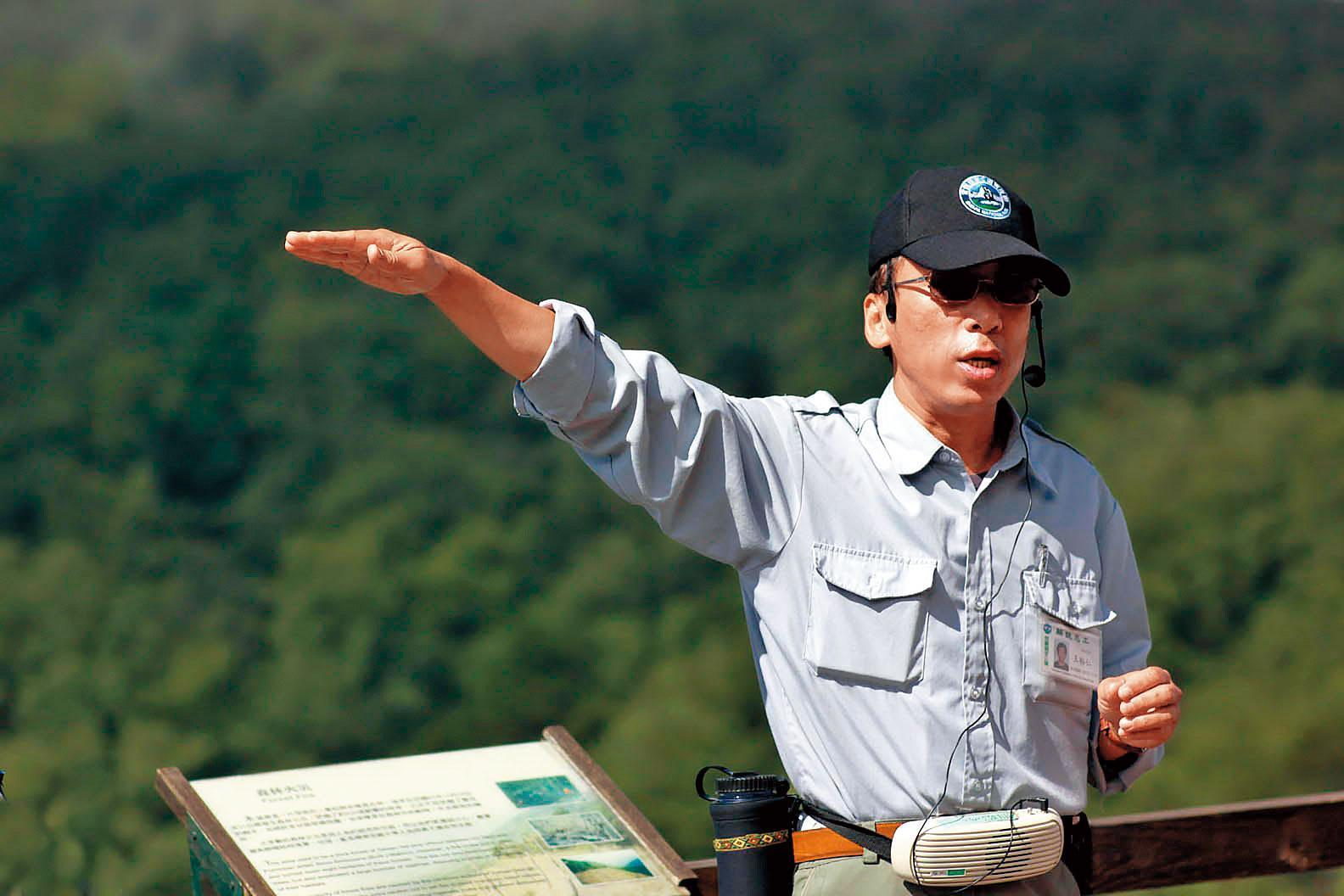 苦苓因前妻出書影射他淫亂情史，他退隱山林，到雪霸國家公園當解說員，因為植物和動物不會嘲笑他。（聯合知識庫）