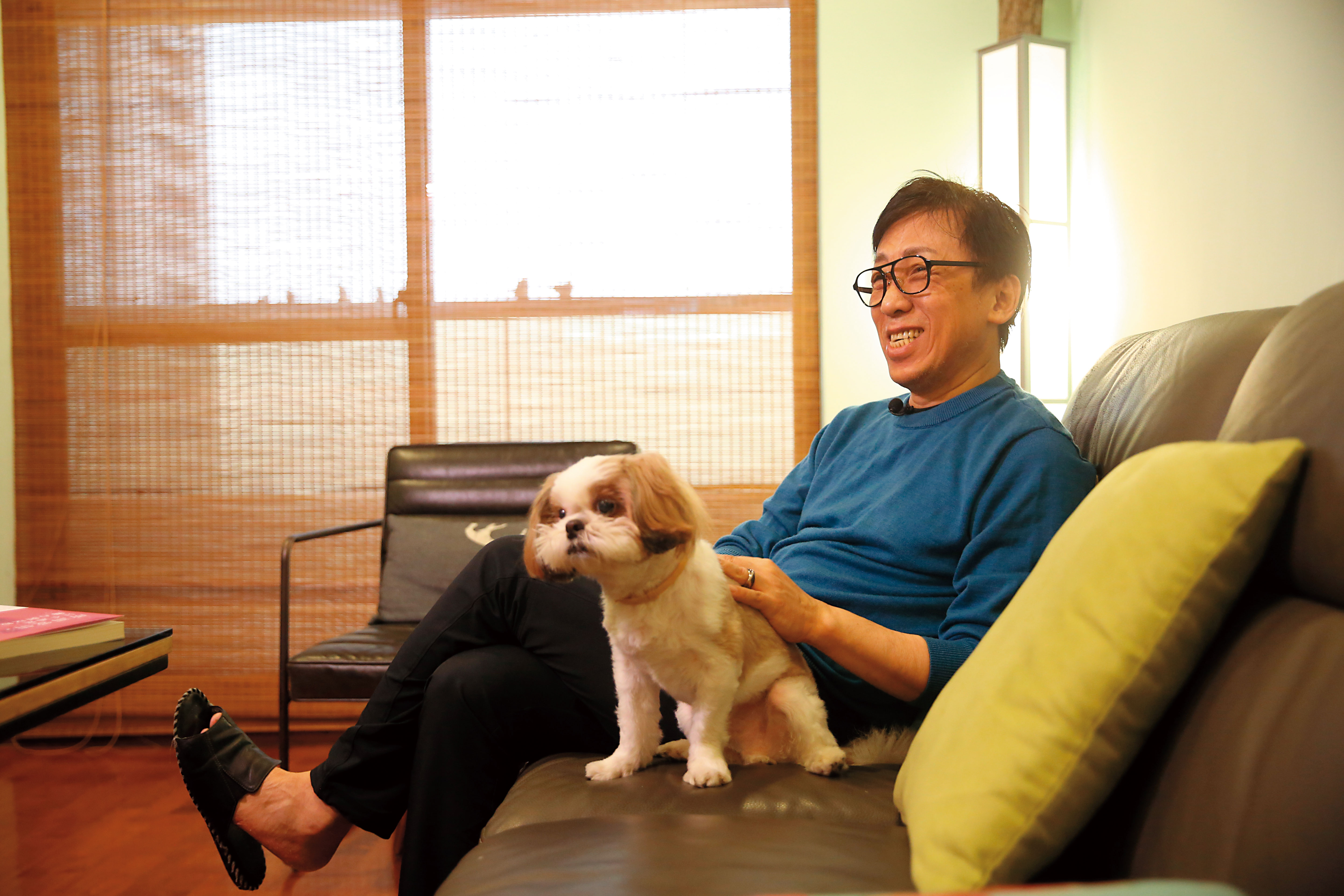 苦苓2015年與鋼琴老師黃楚軒結婚，並搬到高雄。現在住的房子是老婆買的，2人1狗住2房2廳，他笑說自己是嫁雞隨雞，嫁狗隨狗。圖為狗兒子彎彎。