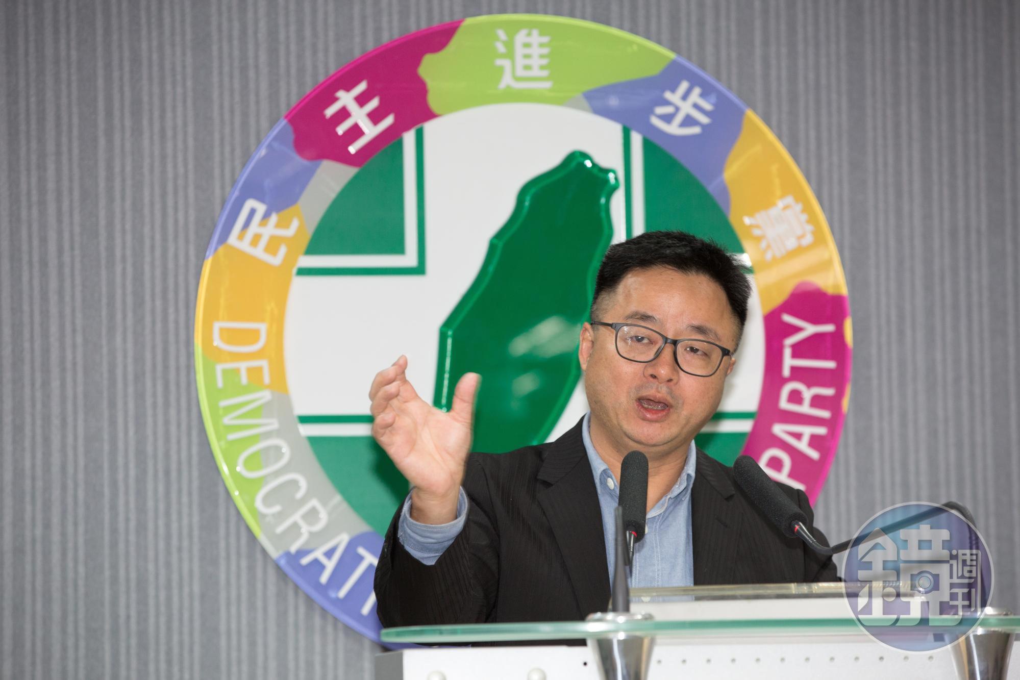有廣播節目主持人指出，民進黨的總統初選仍存有變數，民進黨祕書長羅文嘉為此強調，總統初選時程不變。