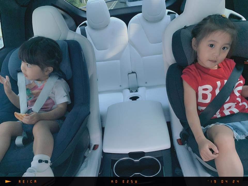 咘咘和Bo妞乖乖坐在後座等警察處理車禍事宜。（翻攝自修杰楷臉書）