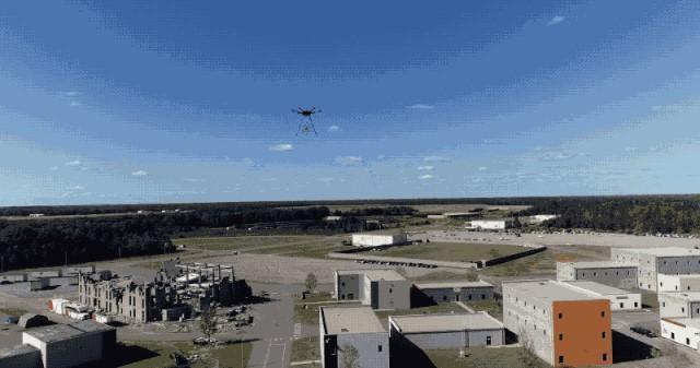 圖｜無人機搭載機器人到定點後丟下機器人 （來源：Squishy Robotics YouTube）