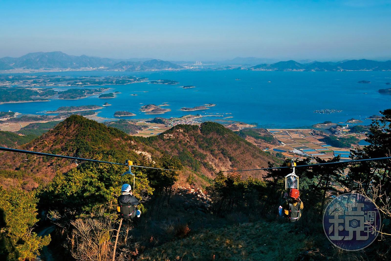 這座高空滑索可以俯瞰小島風光。