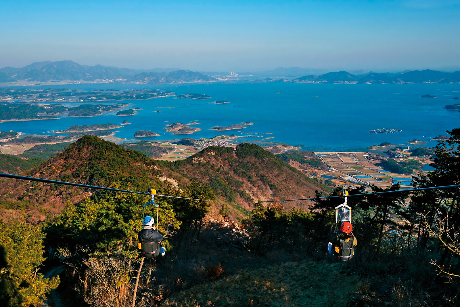 這座高空滑索可以俯瞰小島風光。