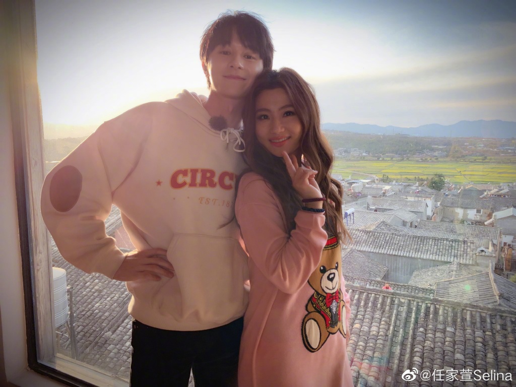 Selina與張軒睿2人近日參加陸綜《女兒們的戀愛》中配對談戀愛。（翻攝自任家萱Selina微博）
