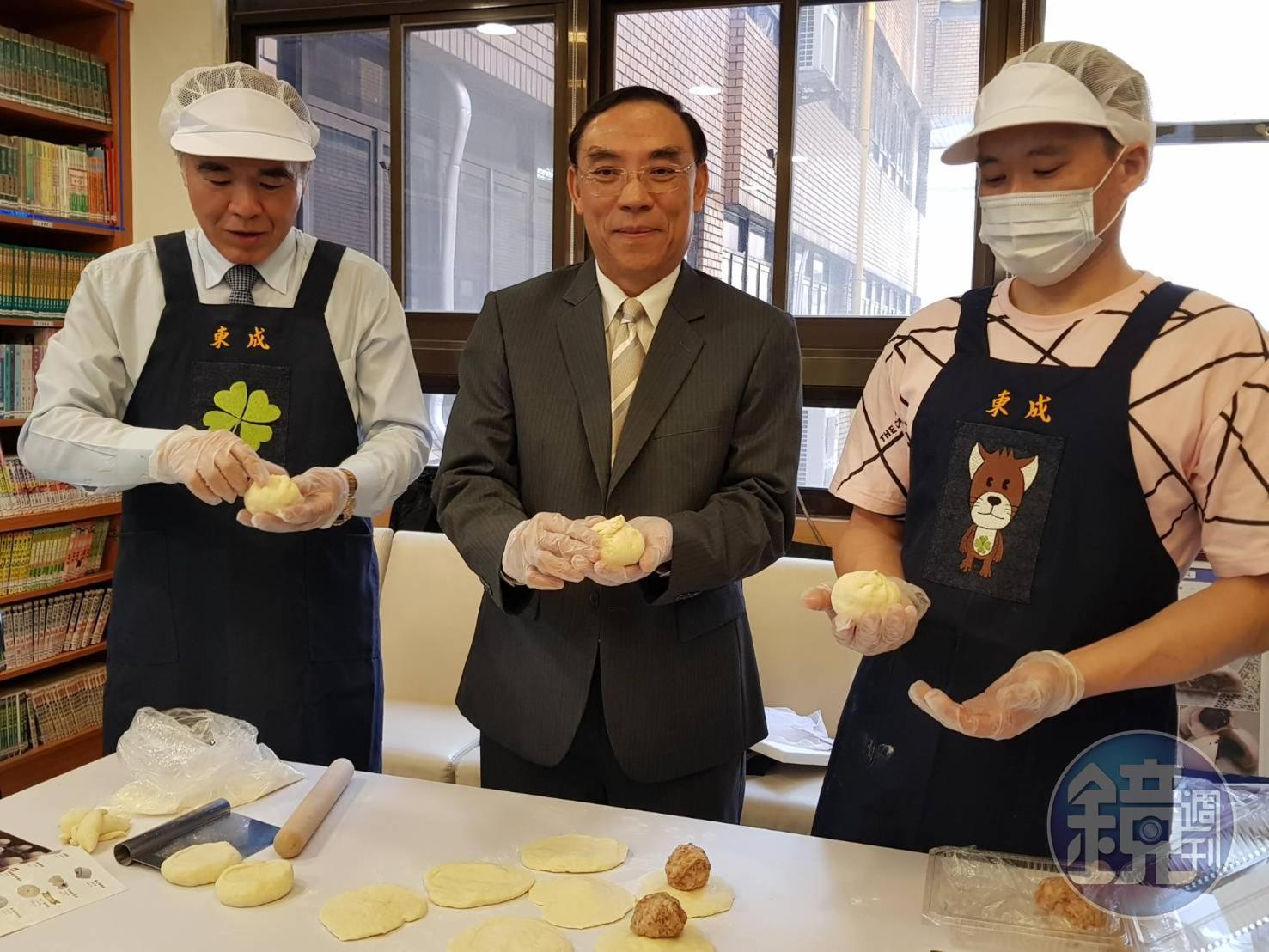 法務部長蔡清祥及矯正署長黃俊棠也加入試做包子行列,希望讓更生人蛻變成功,翻轉人生。