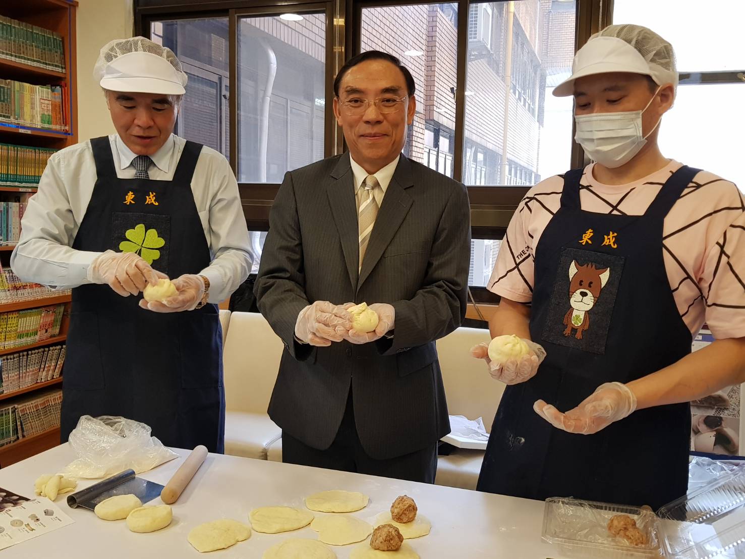 法務部長蔡清祥及矯正署長黃俊棠也加入試做包子行列，希望讓更生人蛻變成功，翻轉人生。