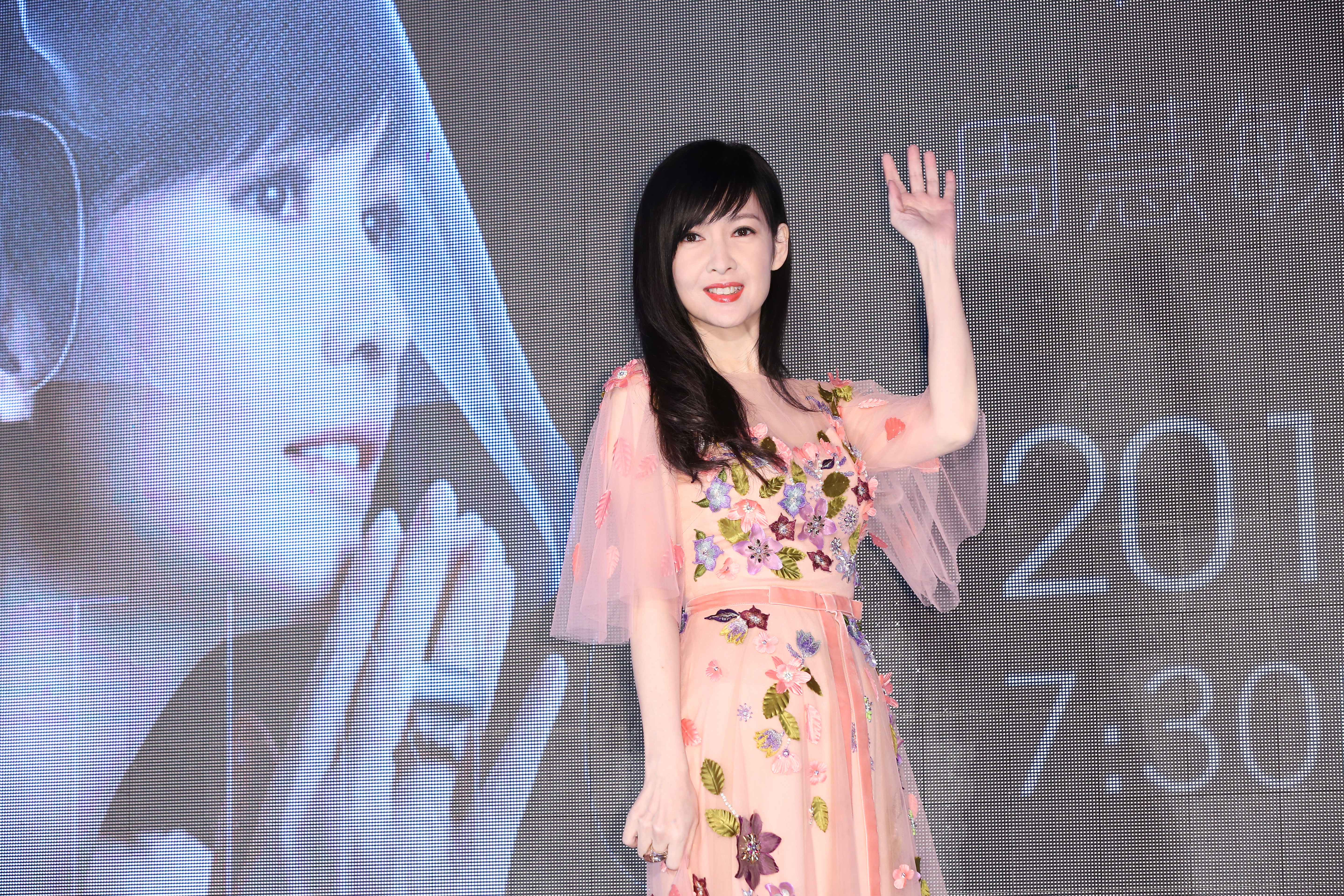 周慧敏為小巨蛋演唱會舉辦記者會，51歲的玉女掌門人依舊仙氣逼人。