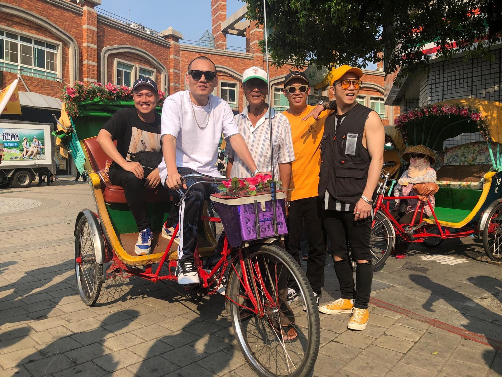 玖壹壹深入高雄景點，為演唱會宣傳。（混血兒娛樂提供）