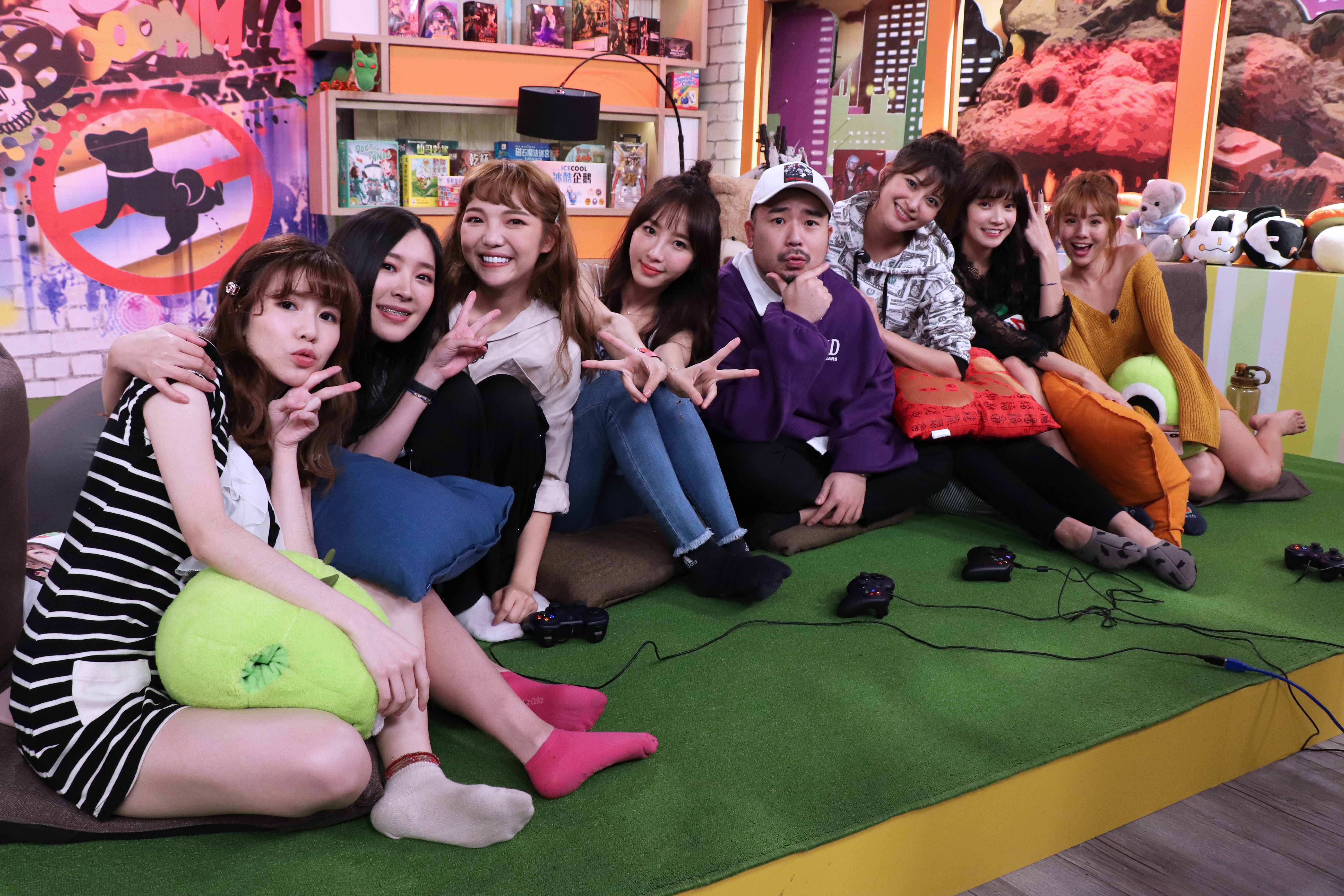 阿達與7位正妹一起主持節目，被虧過太爽。（狼谷娛樂提供）