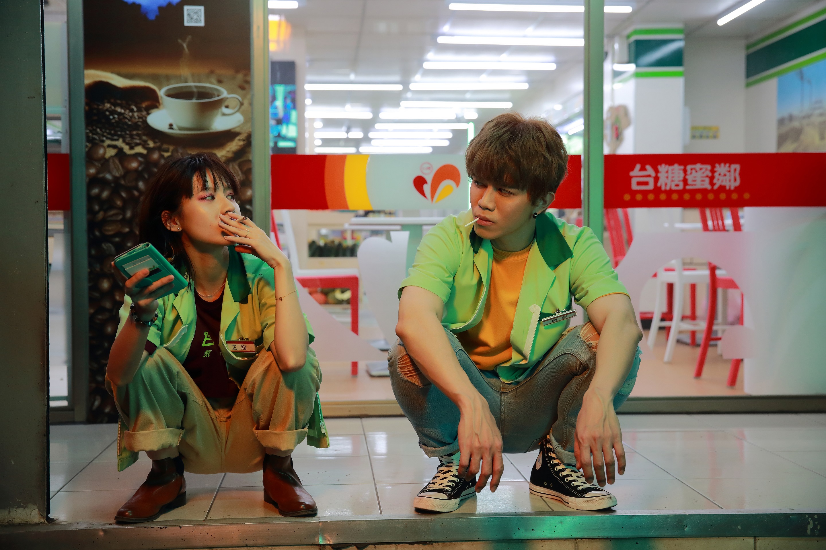 ｢野人」李威慶的新歌〈空島〉MV請到連俞涵當女主角，劇情急轉直下非常有張力。（貓貓娛樂提供）