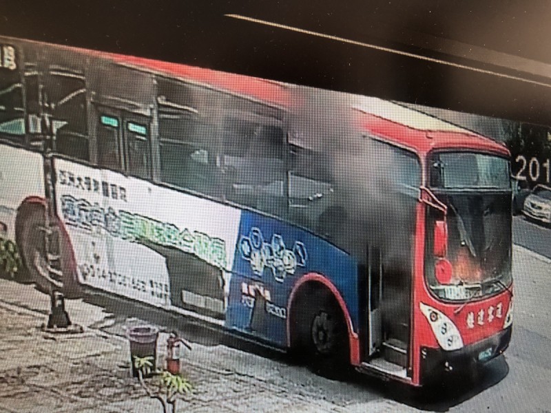草屯鎮市區太平路下午發生客運火燒車意外，車上5名乘客及駕駛幸運無傷。（消防局提供）