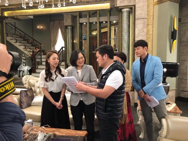總統蔡英文蒞臨《炮仔聲》拍戲現場。（翻攝臉書）