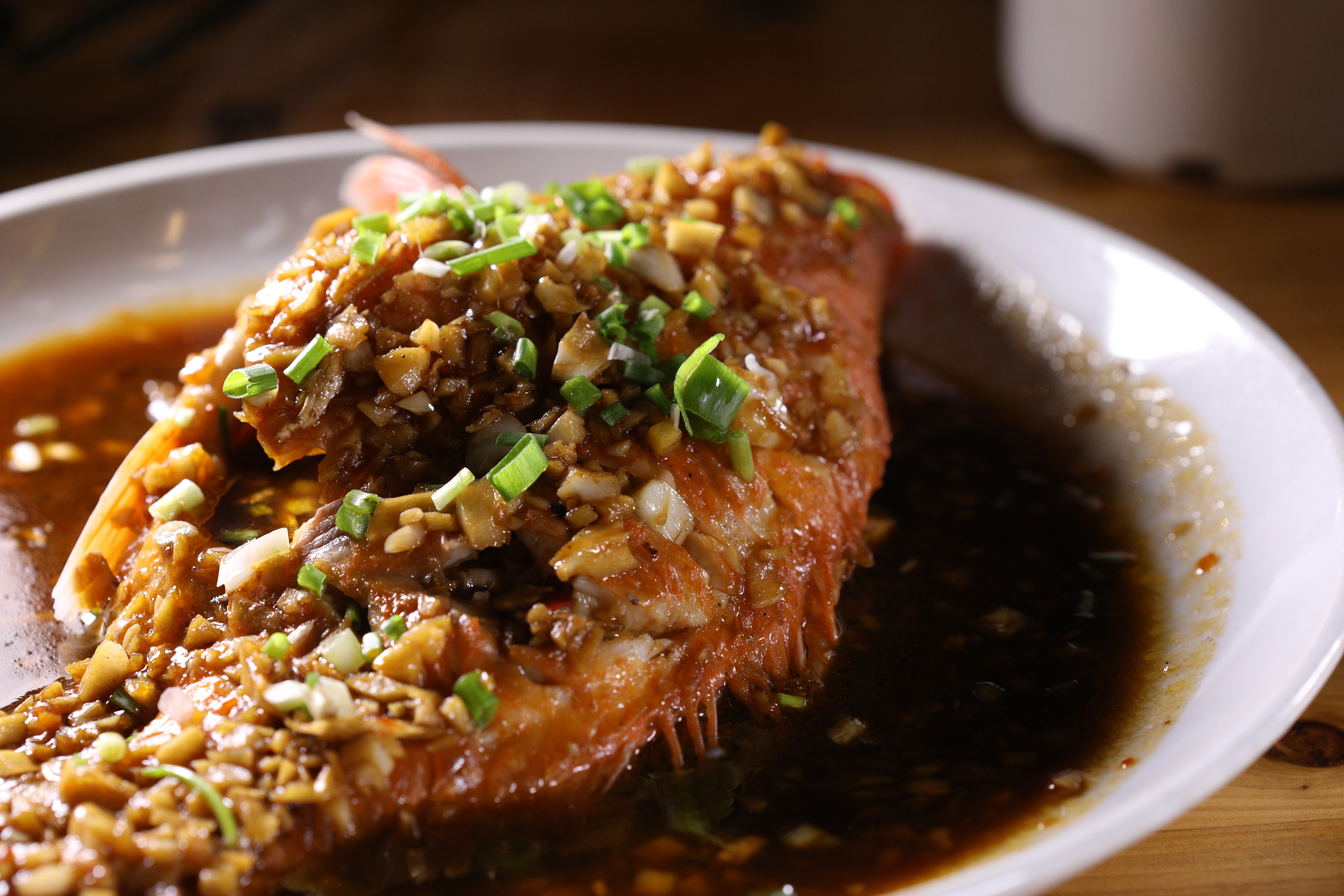 加醬油清蒸的「荷包紅鯉魚」是婺源特產，魚肉細嫩，賣相好看。（人民幣58元／份，約NT$267）