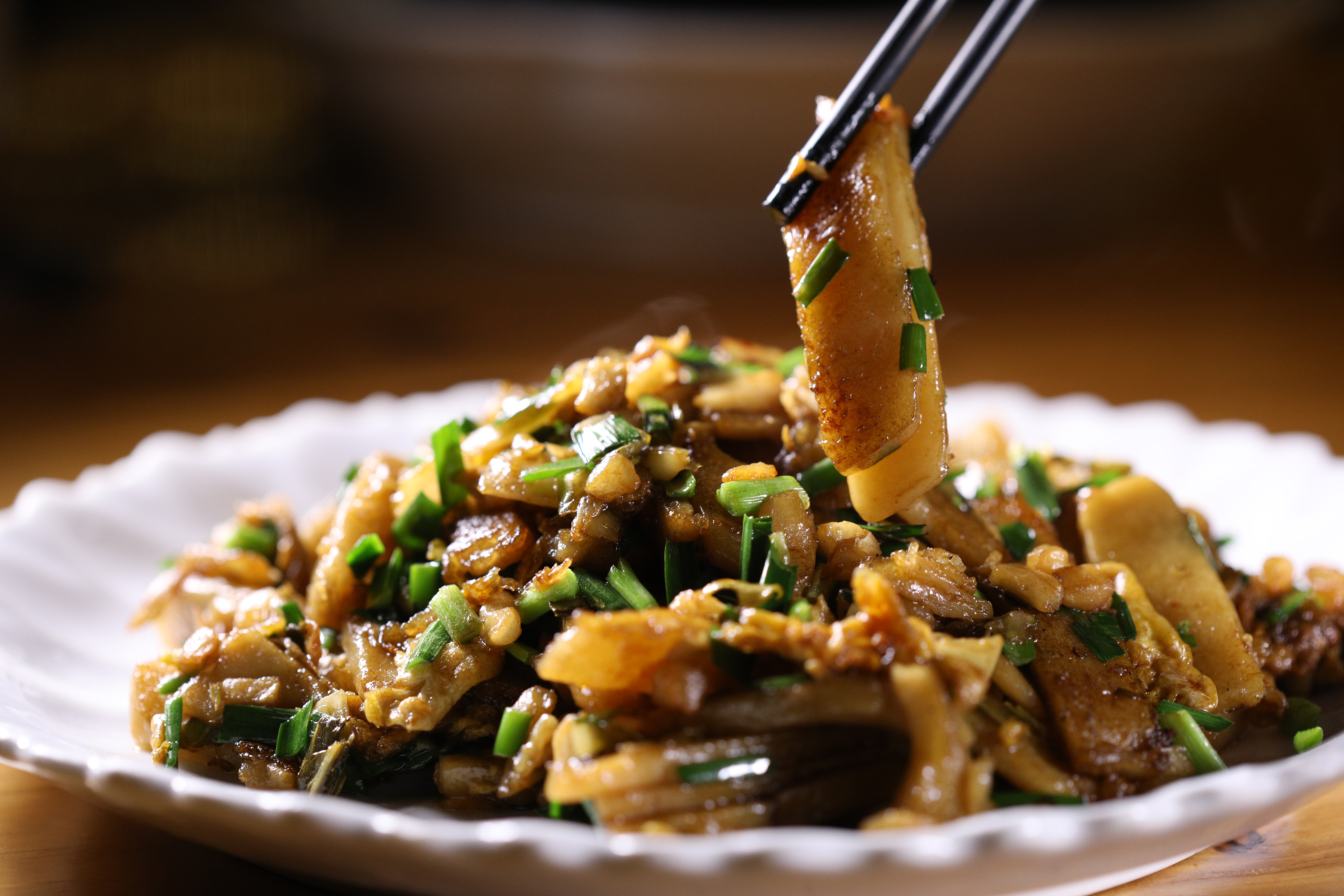 米製的「灰汁果」，有點像炒粄條，可取代主食。（人民幣28元／份，約NT$129）
