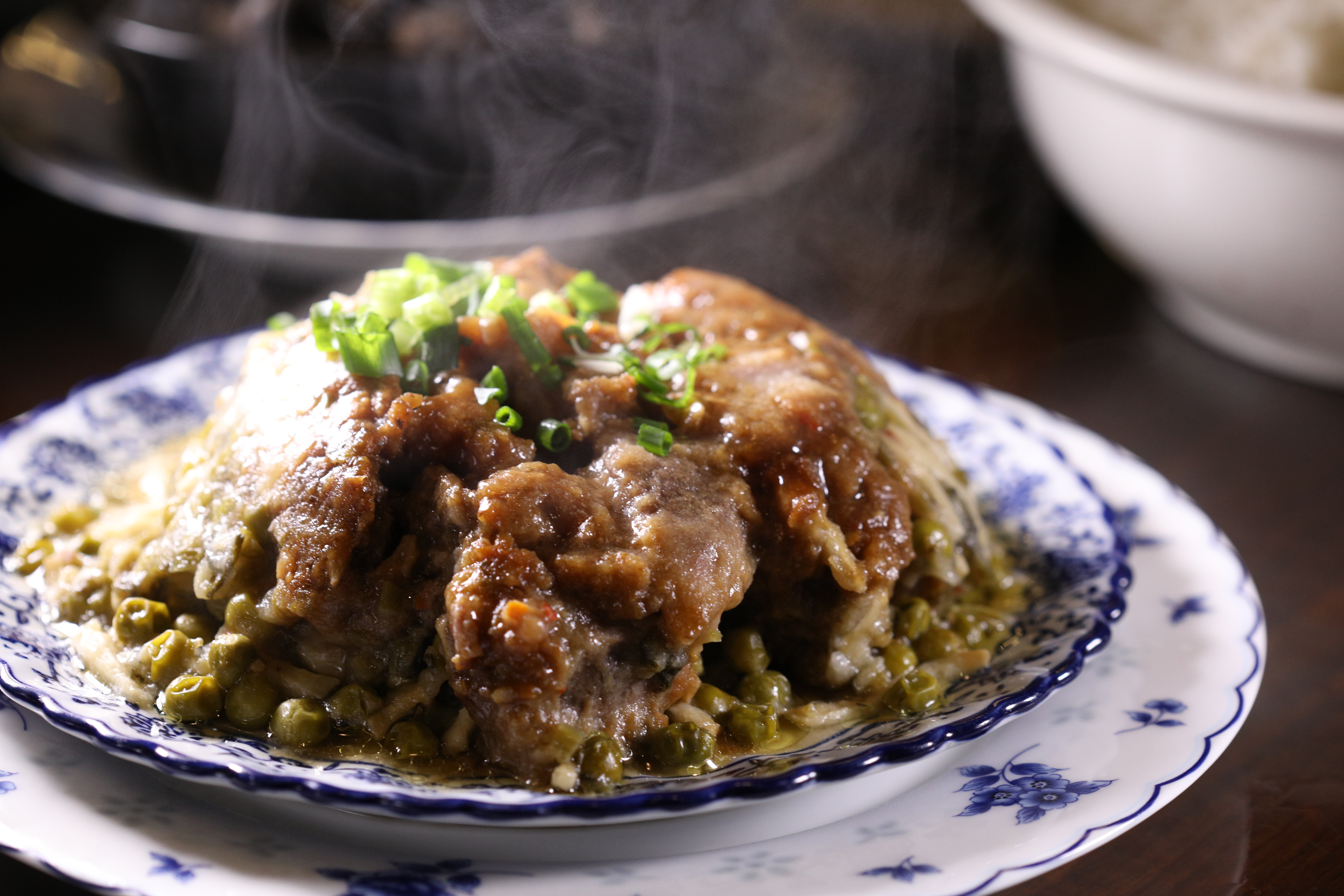 「婺源粉蒸肉」底下墊的是豌豆，口感相當清爽。（人民幣58元／份，約NT$267）