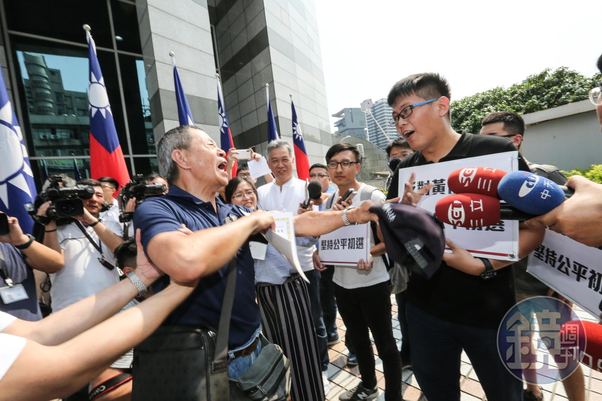挺韓群眾群聚在國民黨中常會外,要求黨中央暫停初選,徵召韓國瑜