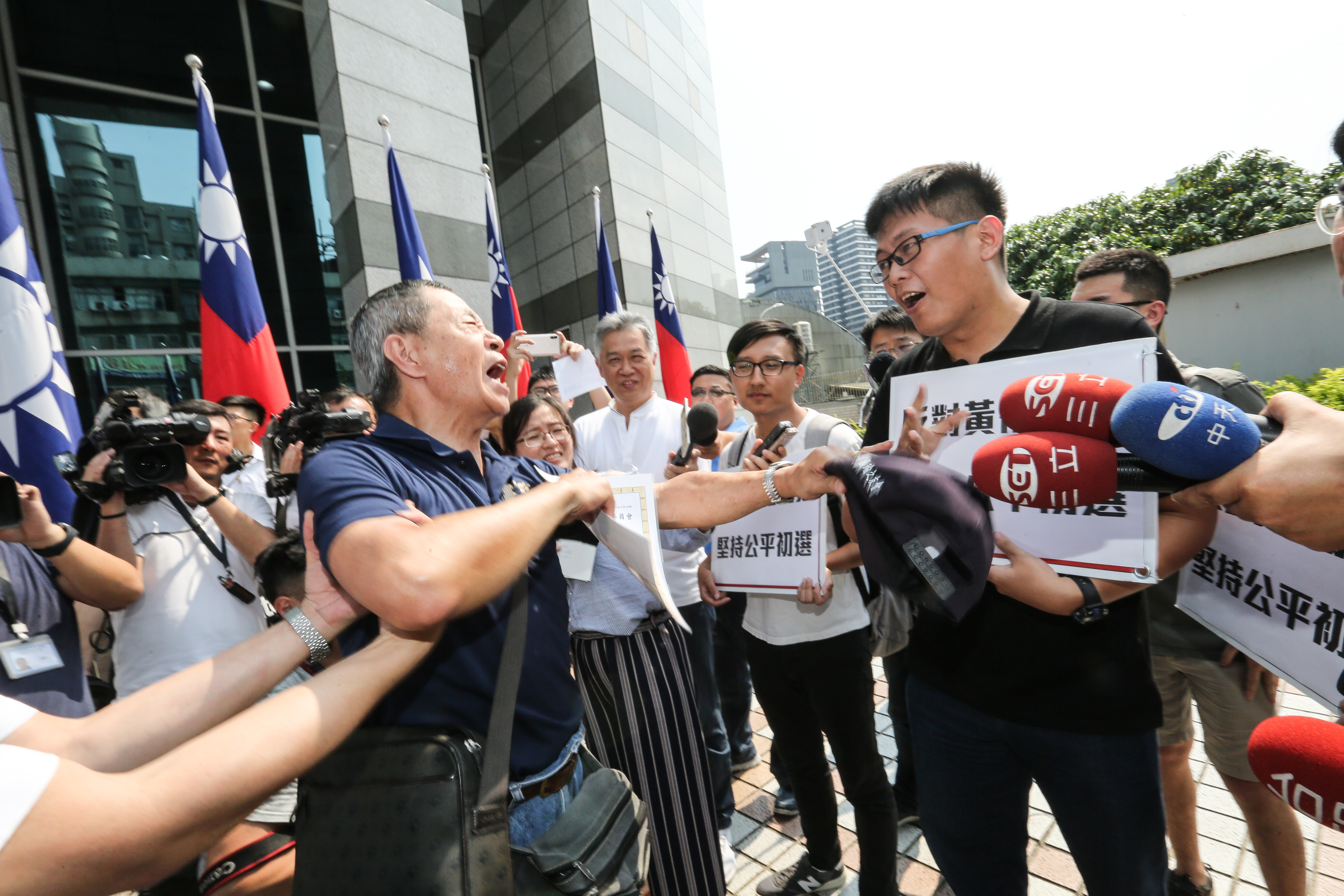 挺韓群眾群聚在國民黨中常會外，要求黨中央暫停初選，徵召韓國瑜