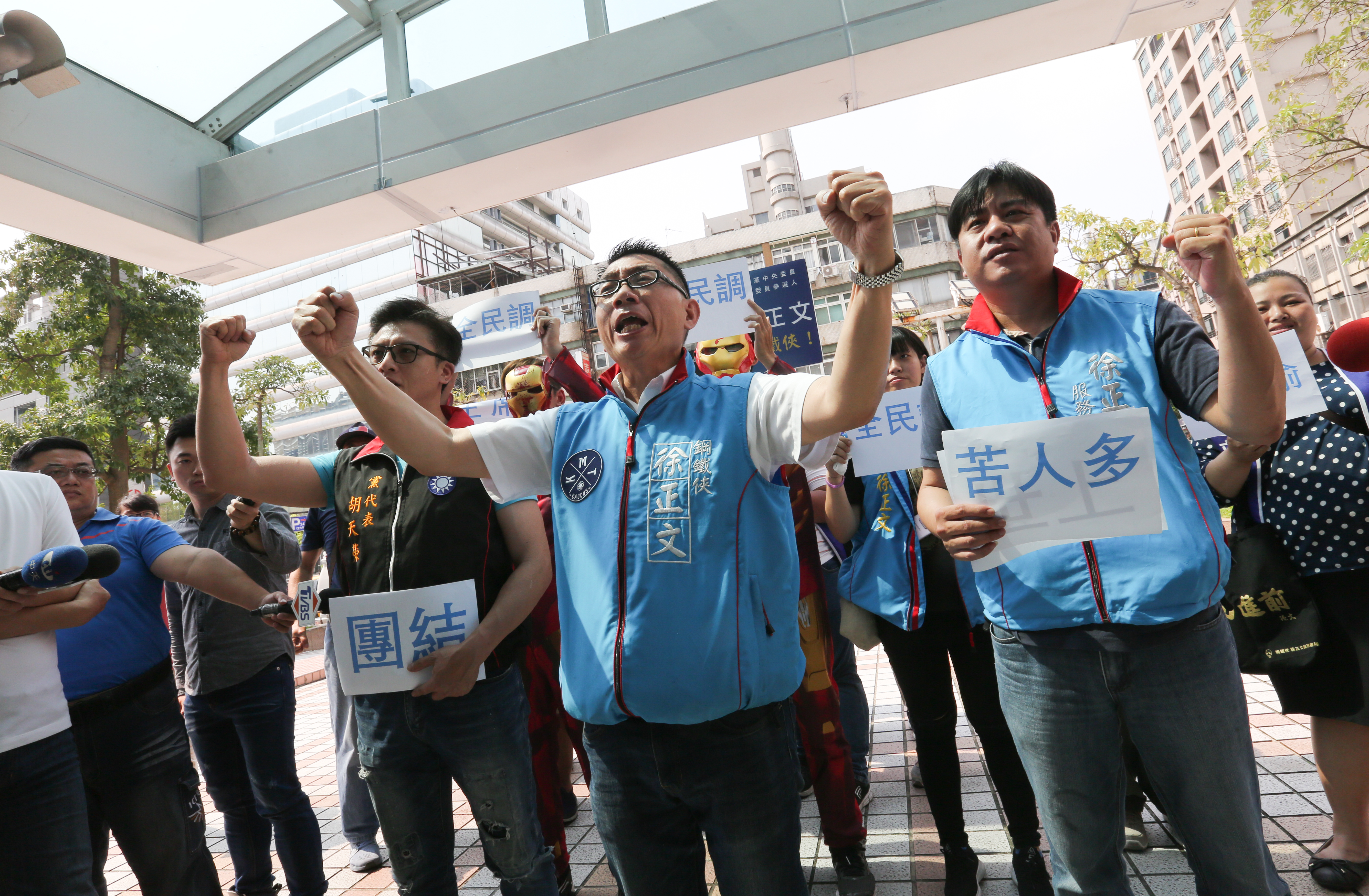 國民黨中常會今天的臨時提案,實質內容都幾乎聚焦在討論如何為韓國瑜參選解套。