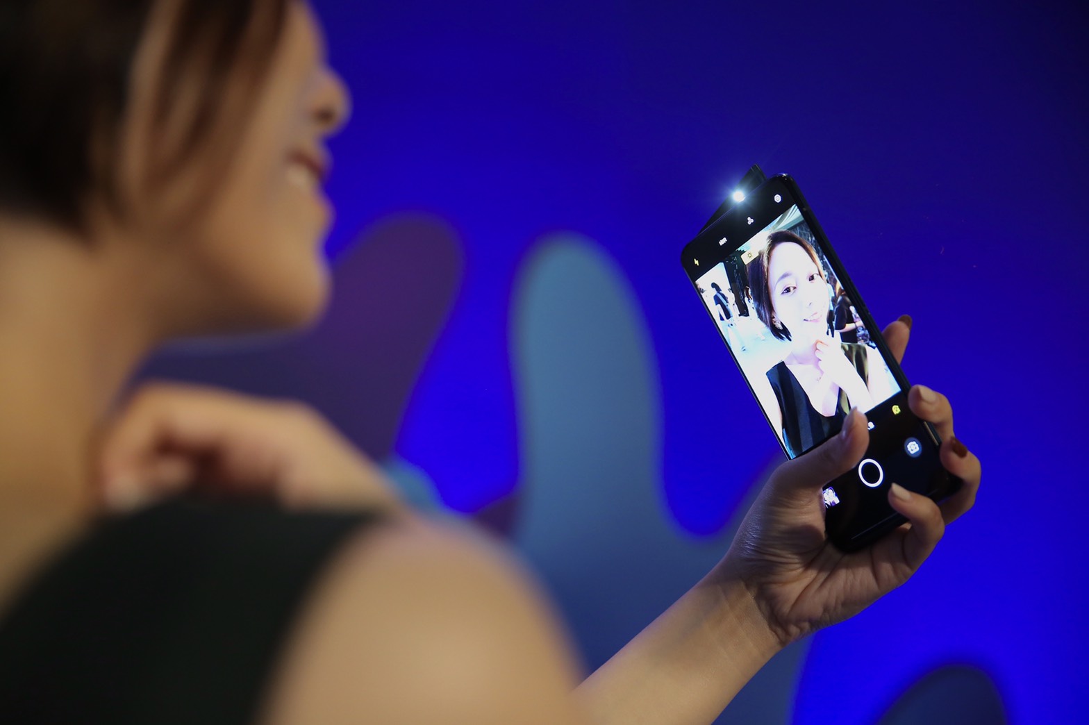 OPPO在台推出中高階新機Reno，大秀鯊魚鰭前鏡頭。