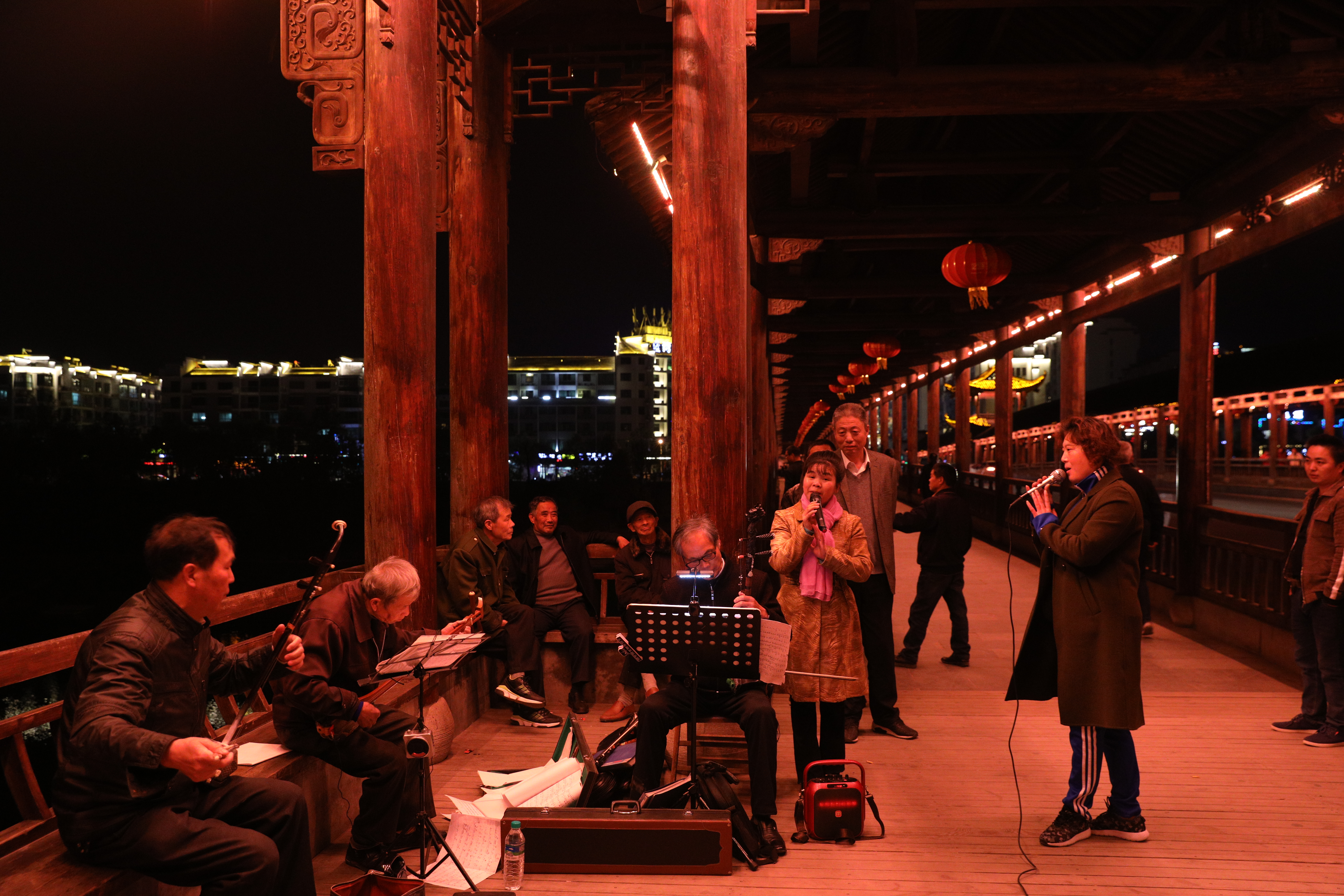 婺源縣城的廊橋上，到處都是唱戲聽曲的人群，洋溢一股輕鬆自在的生活氛圍。