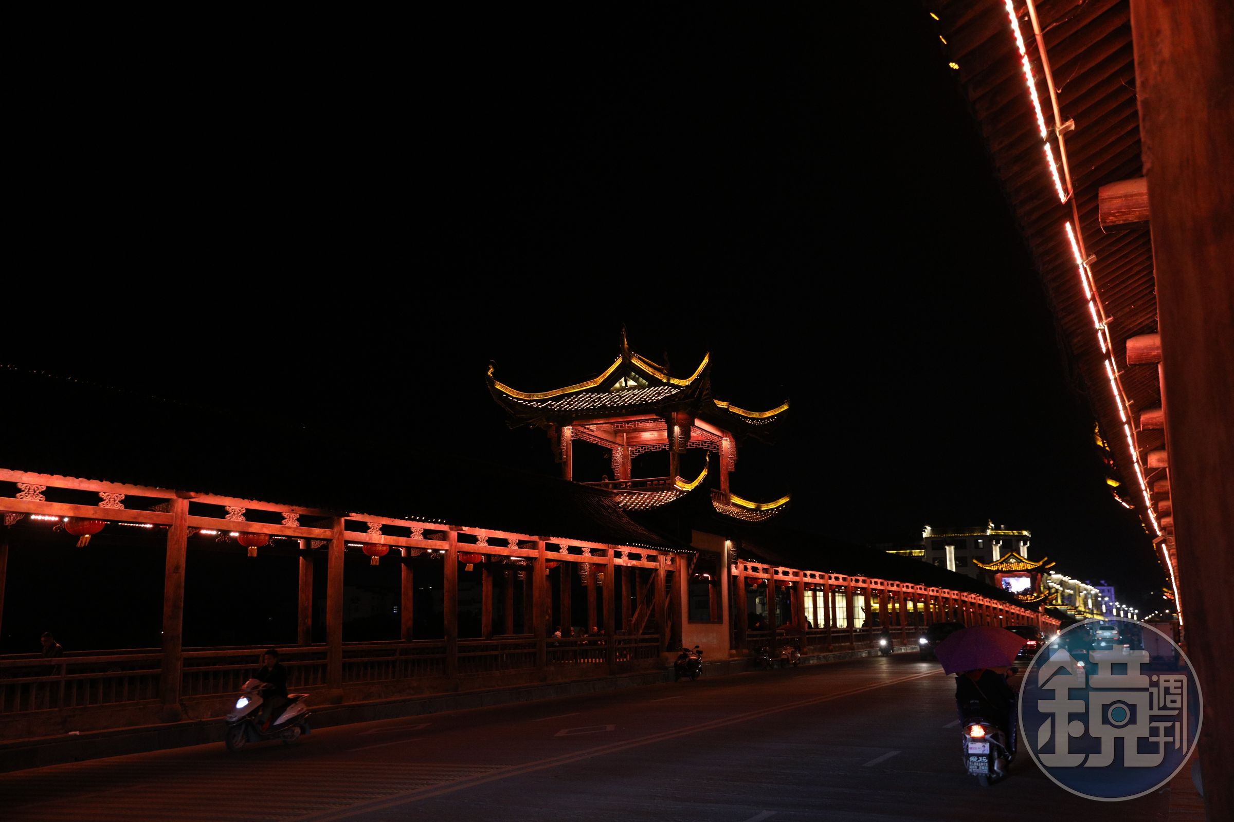打上燈光的美麗廊橋也可行車。