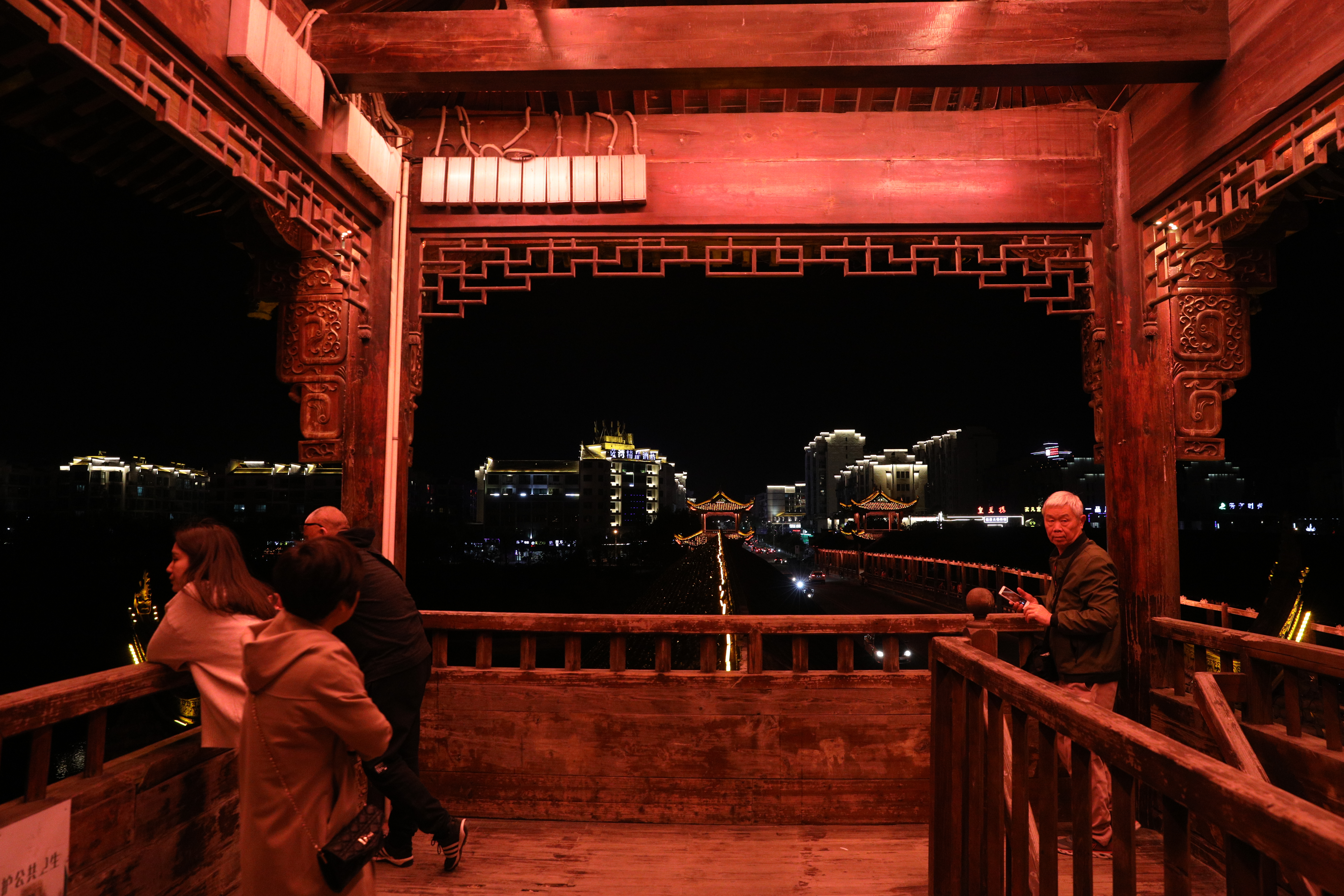 走上涼亭2樓，可以眺望婺源縣城夜景。