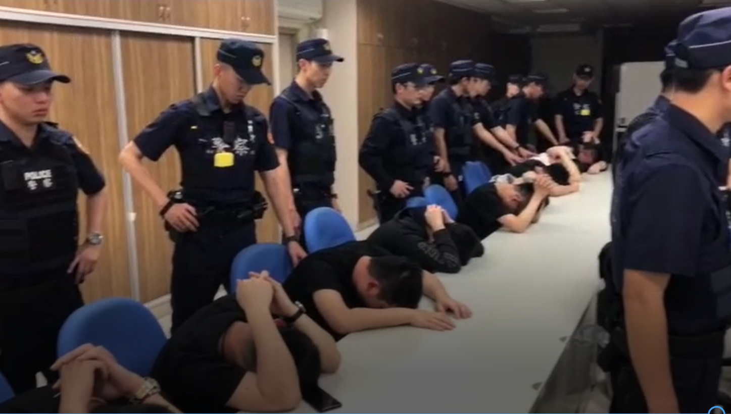多名涉入鬥毆的酒客被警方帶回偵訊。(大安分局提供)