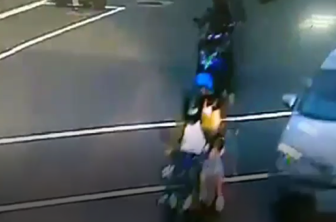 一家三口騎機車三貼，下一秒卻發生憾事。（大安分局提供）