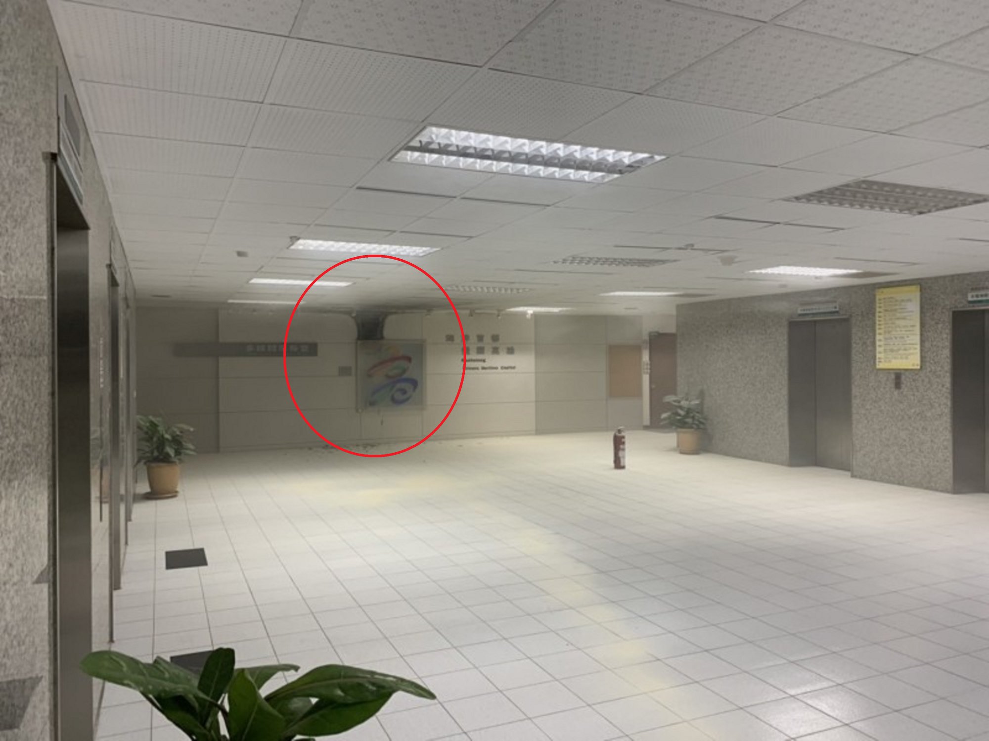 命理師高煜霖表示,由易經來看,韓國瑜辦公室有火象,要注意決策判斷錯誤。圖為高字招牌起火。(翻攝高煜霖臉書專頁)