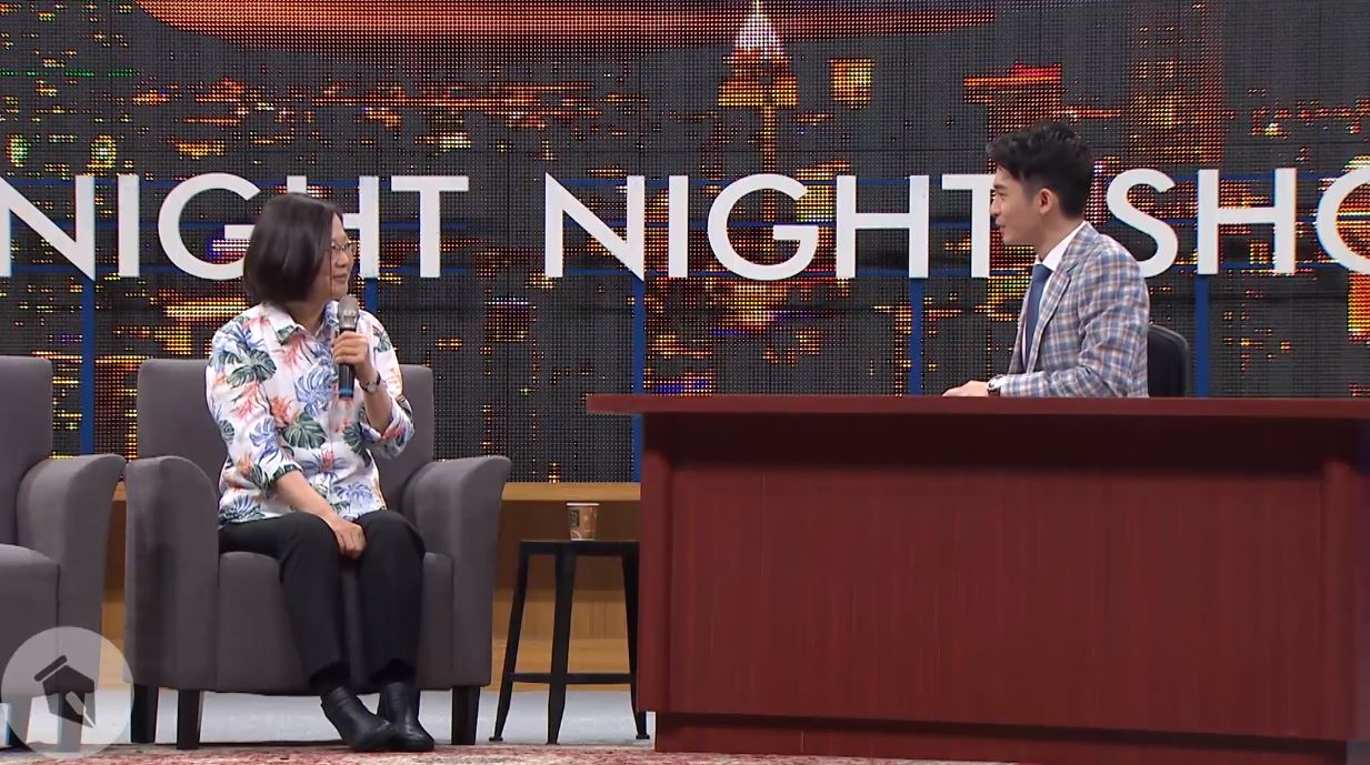 總統蔡英文受邀擔任《博恩夜夜秀》節目來賓，面對主持人的麻辣提問，蔡英文也展現辣台妹氣勢回答。（翻攝蔡英文臉書）