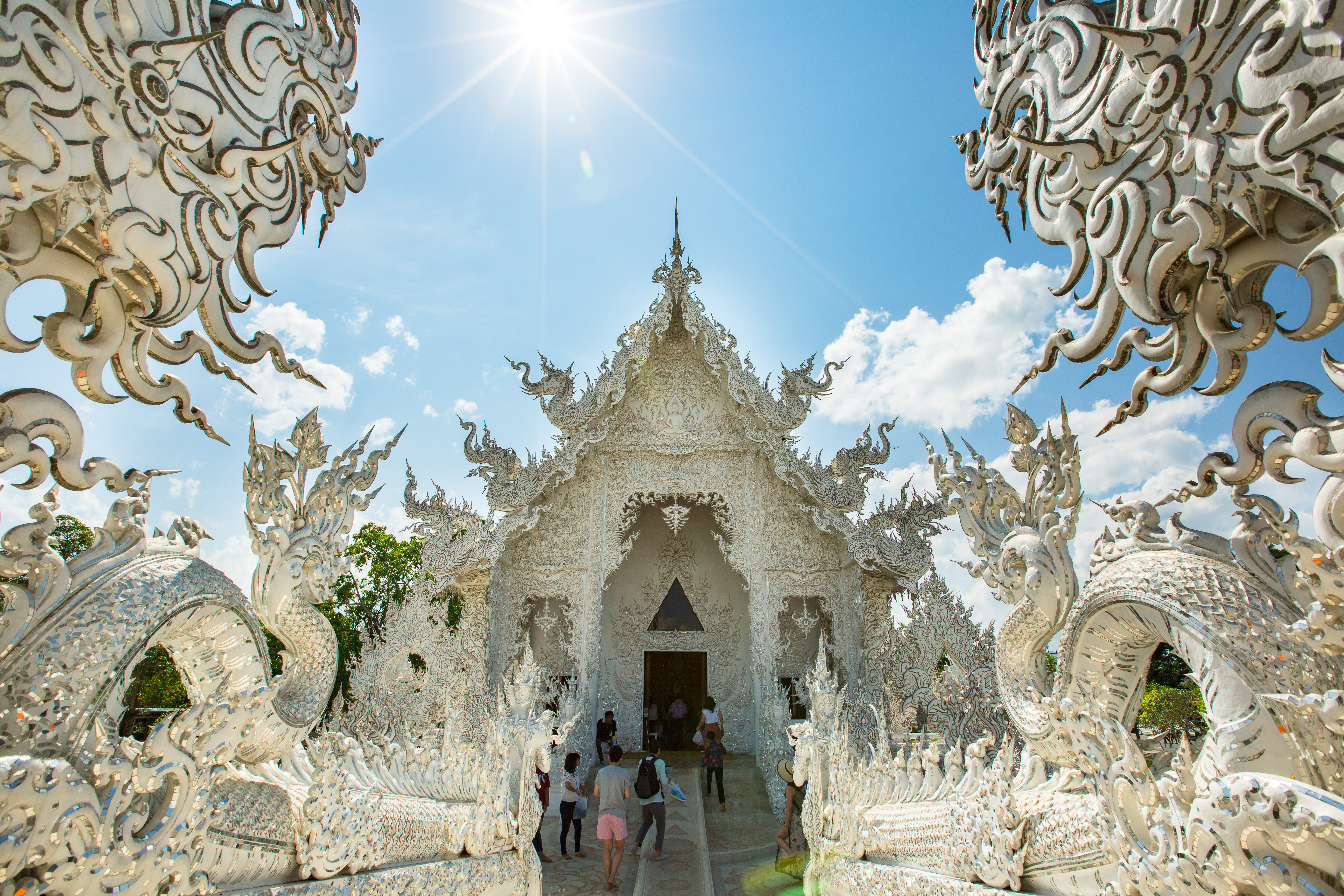 白龍寺或俗稱白廟，官方名稱龍昆寺，由泰國蘭納著名藝術家許龍才設計。（東方IC）