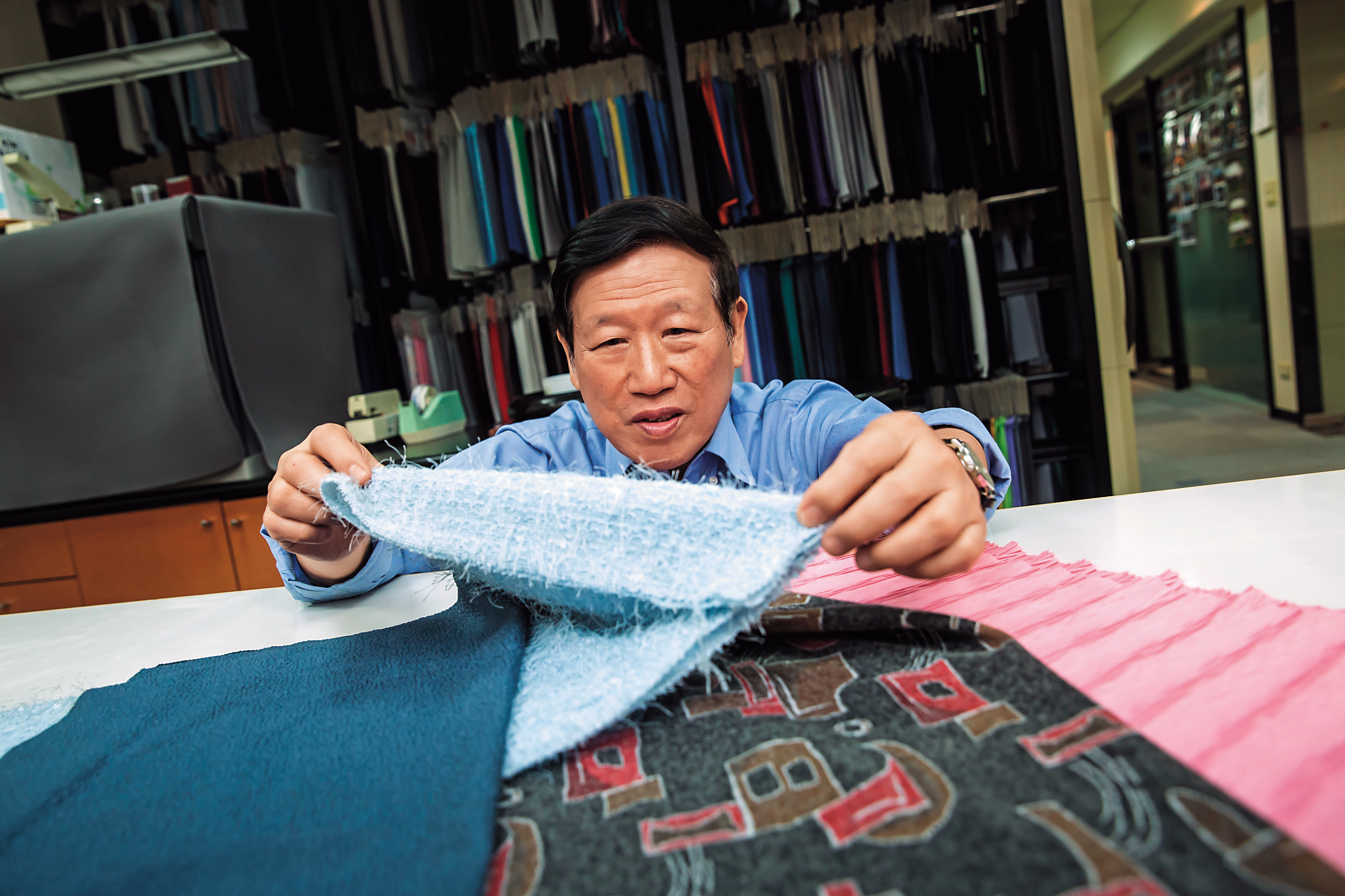 羅忠祐曾是國中教師，因家貧放棄教職進入紡織業，以沒人做的冷門布料走出自己的路。