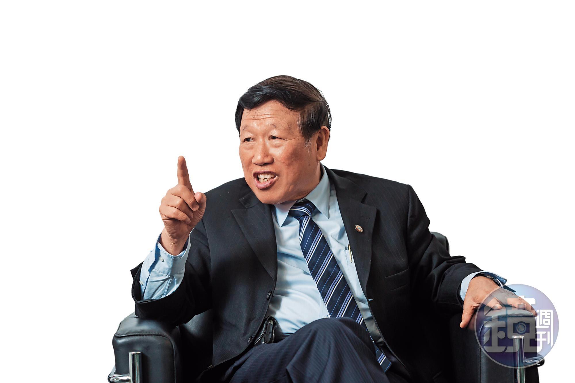 羅忠祐從小就是家裡最會念書的小孩，興致一來，現場拿攝影記者的名字拆文解字。