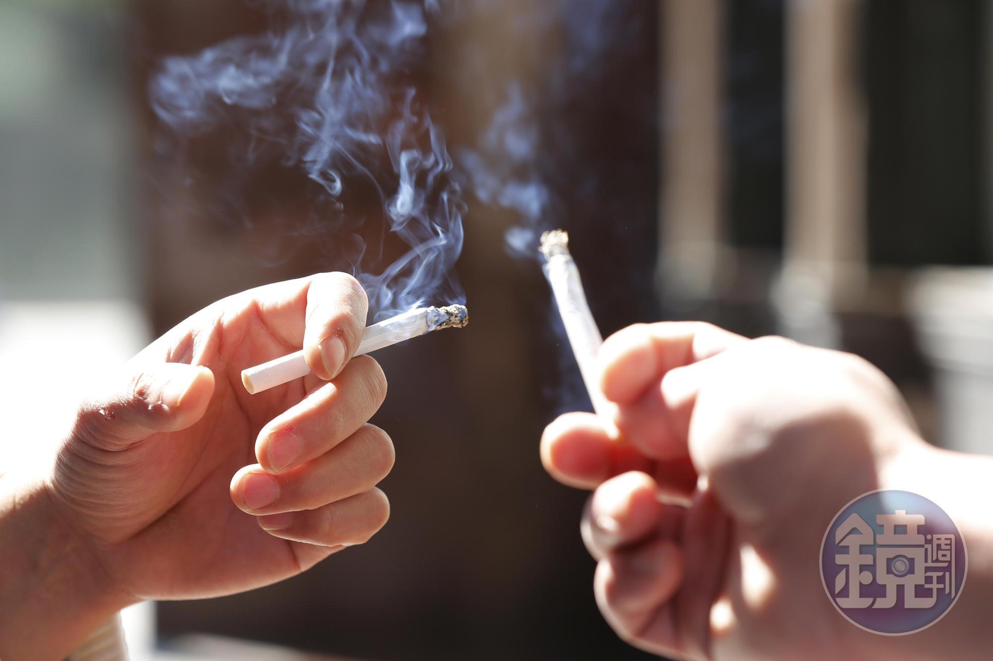 新北市即日起超商及咖啡店騎樓全面禁菸,9月1日起開罰,最高可罰1萬元。