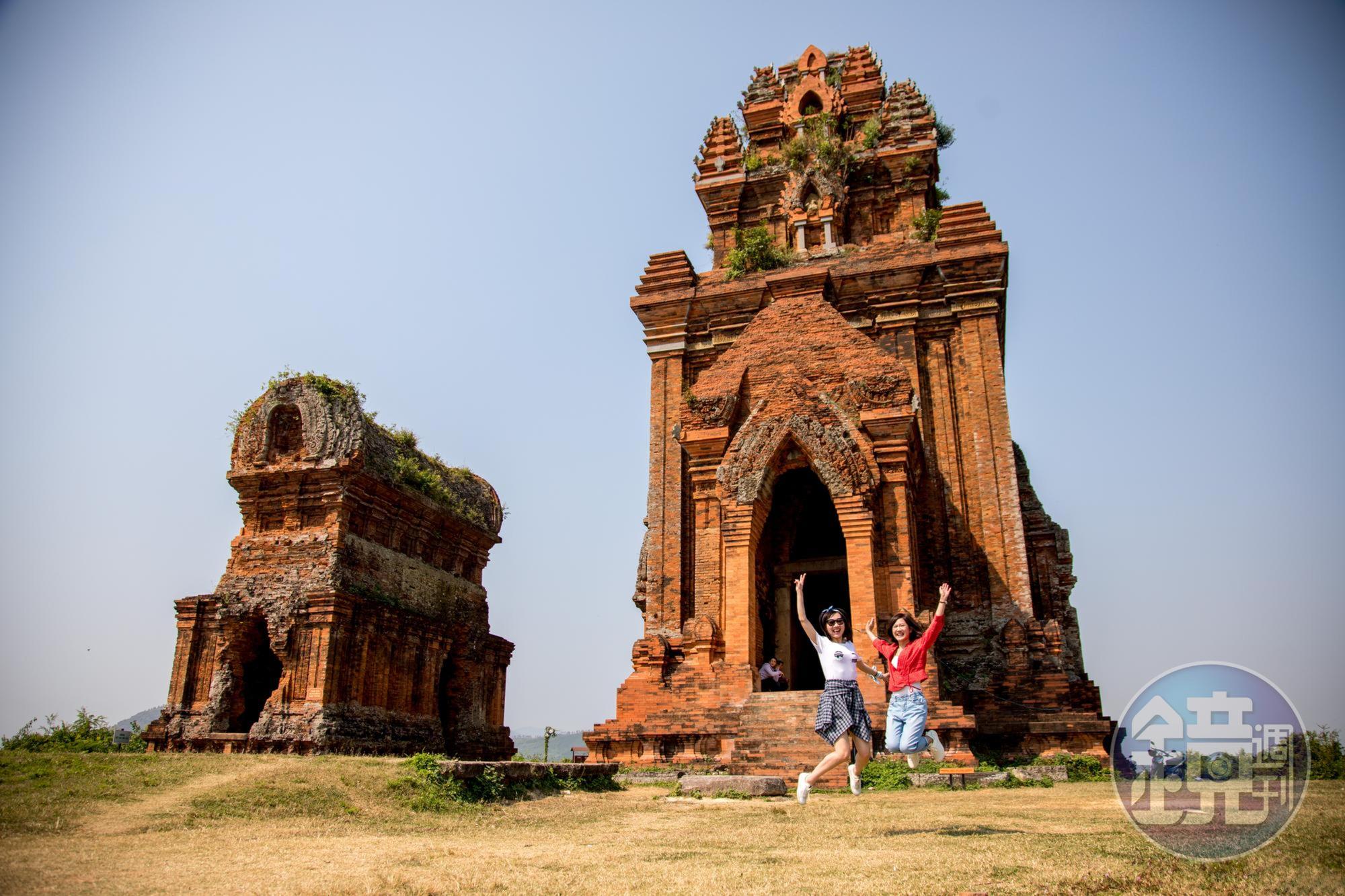 位在小山丘上的占婆佛塔「Thap Doi Cham Towers」，保存得非常完好，被稱為人生必遊一次的世界奇觀之一。
