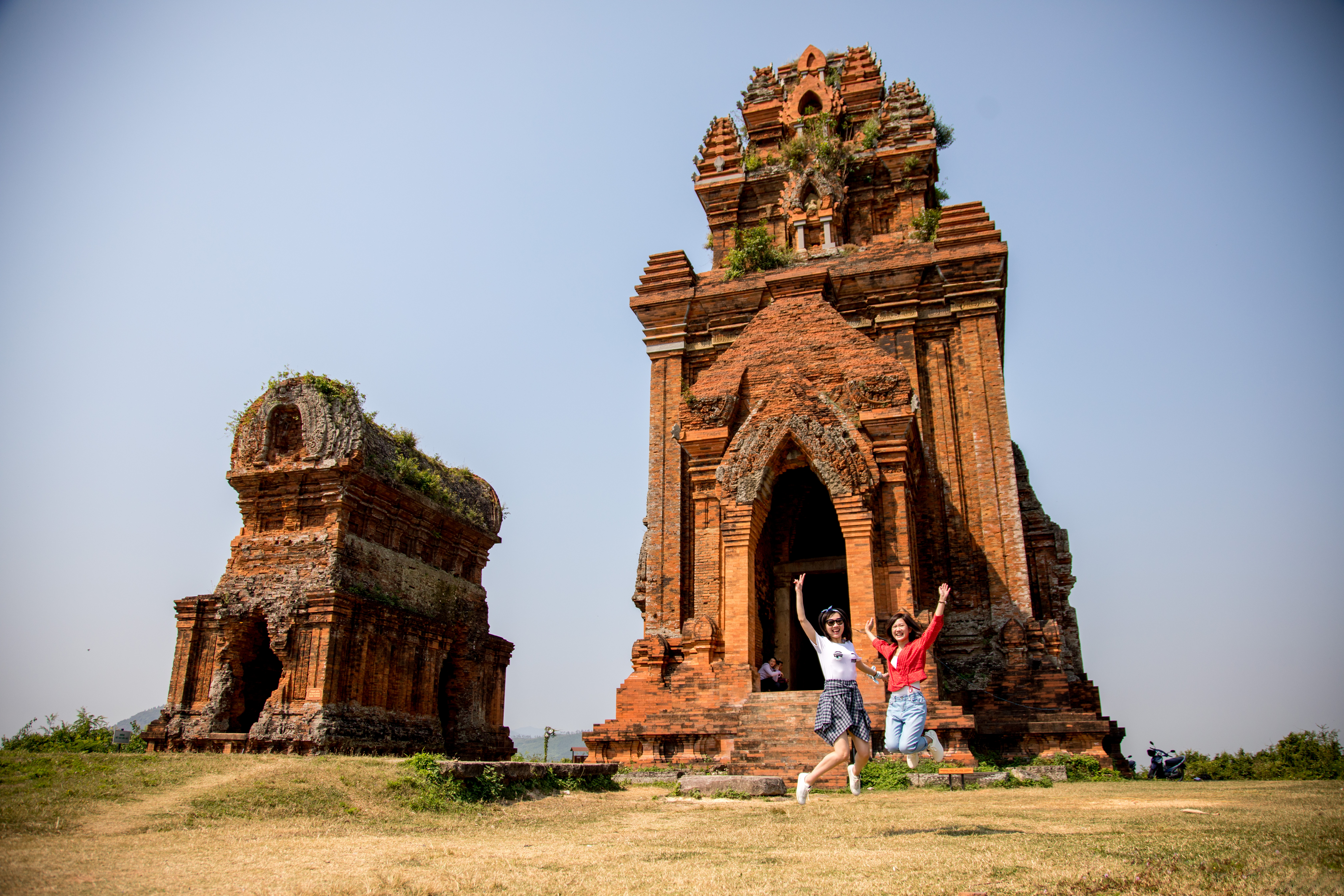 位在小山丘上的占婆佛塔「Thap Doi Cham Towers」，保存得非常完好，被稱為人生必遊一次的世界奇觀之一。