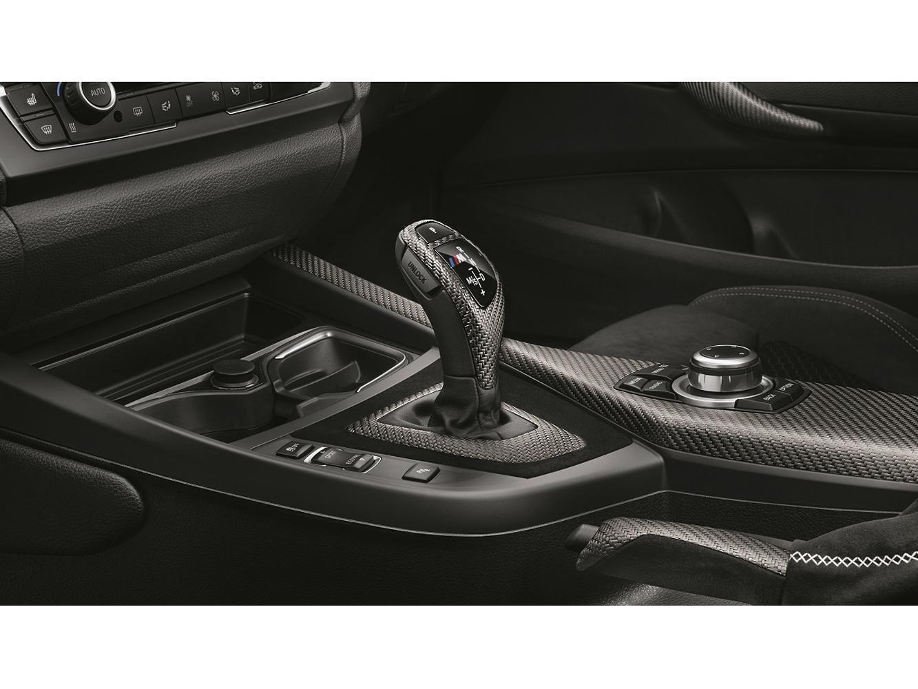 M140i Conquest Edition升級M Performance碳纖維排檔桿。