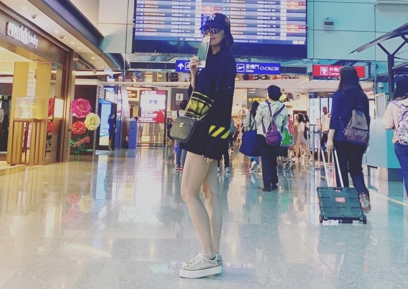 賈靜雯難得秀出美腿。（翻攝自賈靜雯IG）