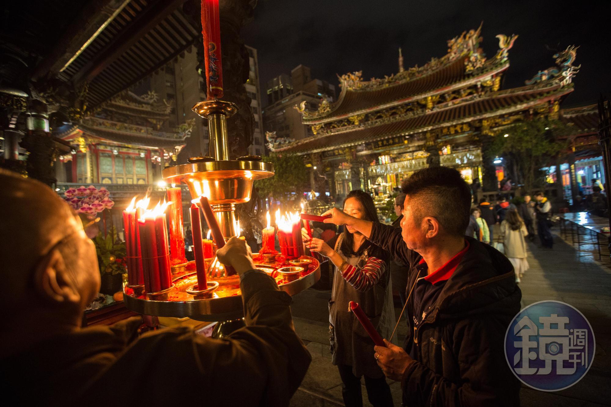 龍山寺宣布5月1日起全面禁止點明火蠟燭,未來寺內燭光通明的畫面將不再出現。