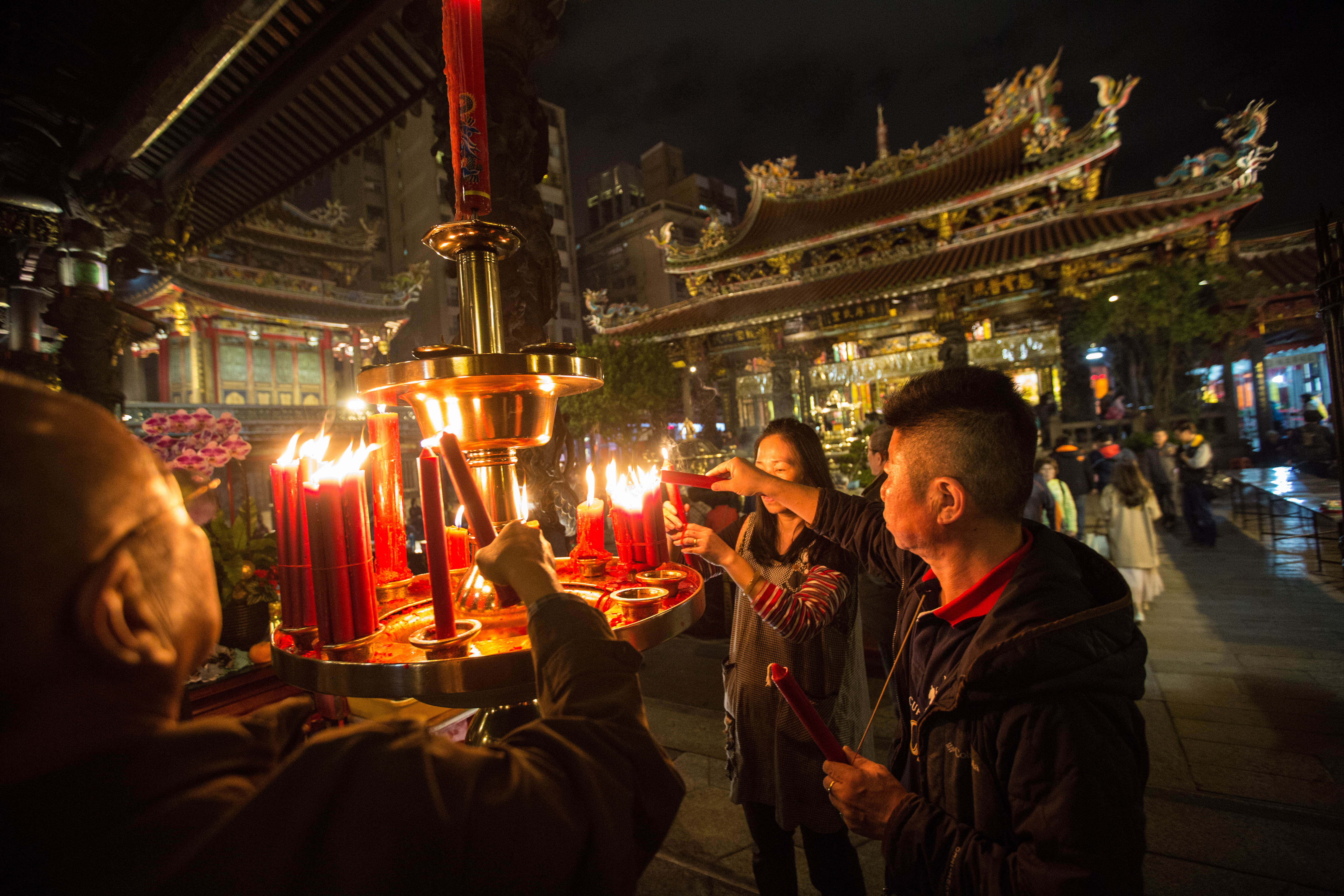 龍山寺宣布5月1日起全面禁止點明火蠟燭，未來寺內燭光通明的畫面將不再出現。