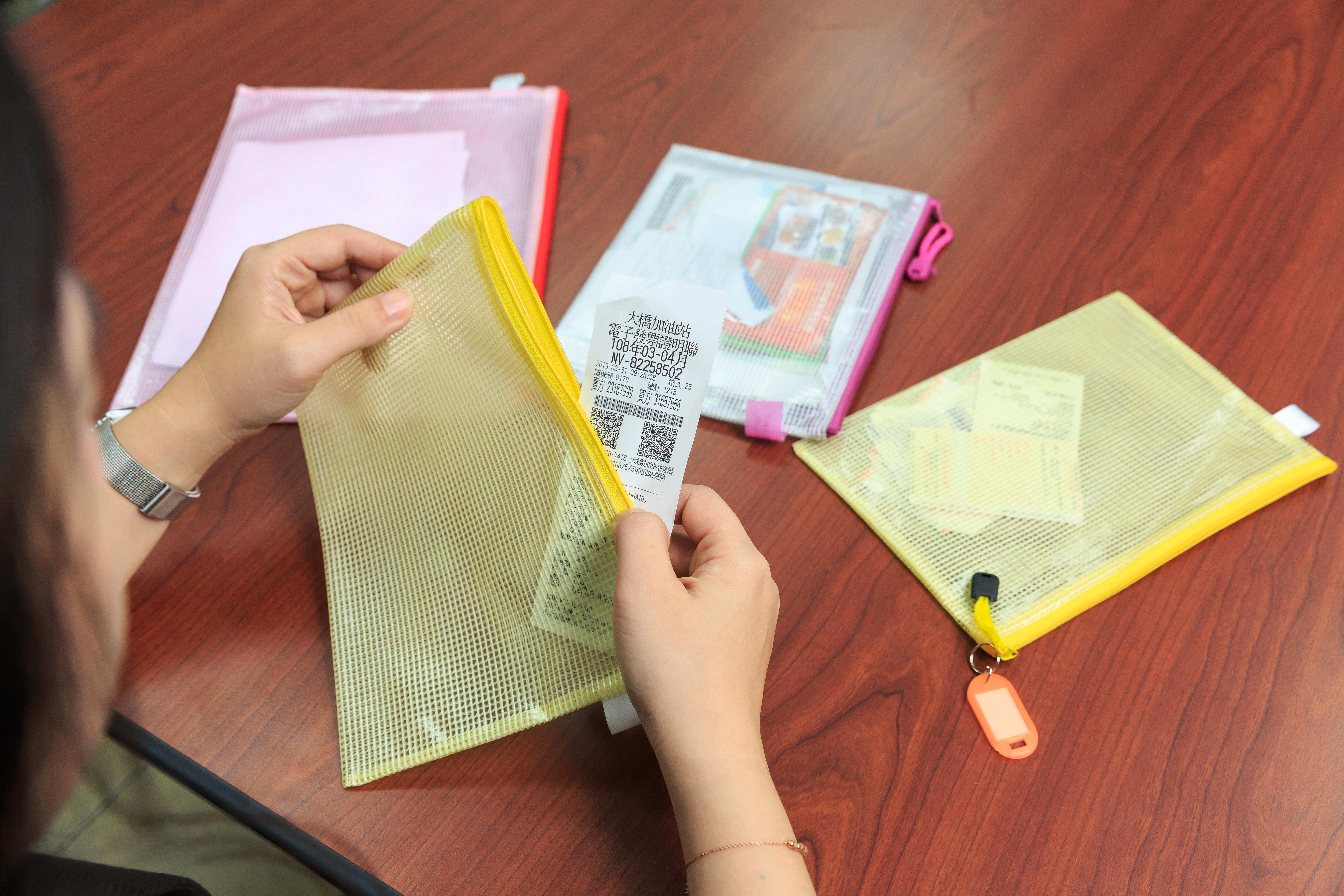 比信封袋理財更厲害，會計師蔡佳瑜用夾鏈袋分類發票、收據，不怕破更防水。