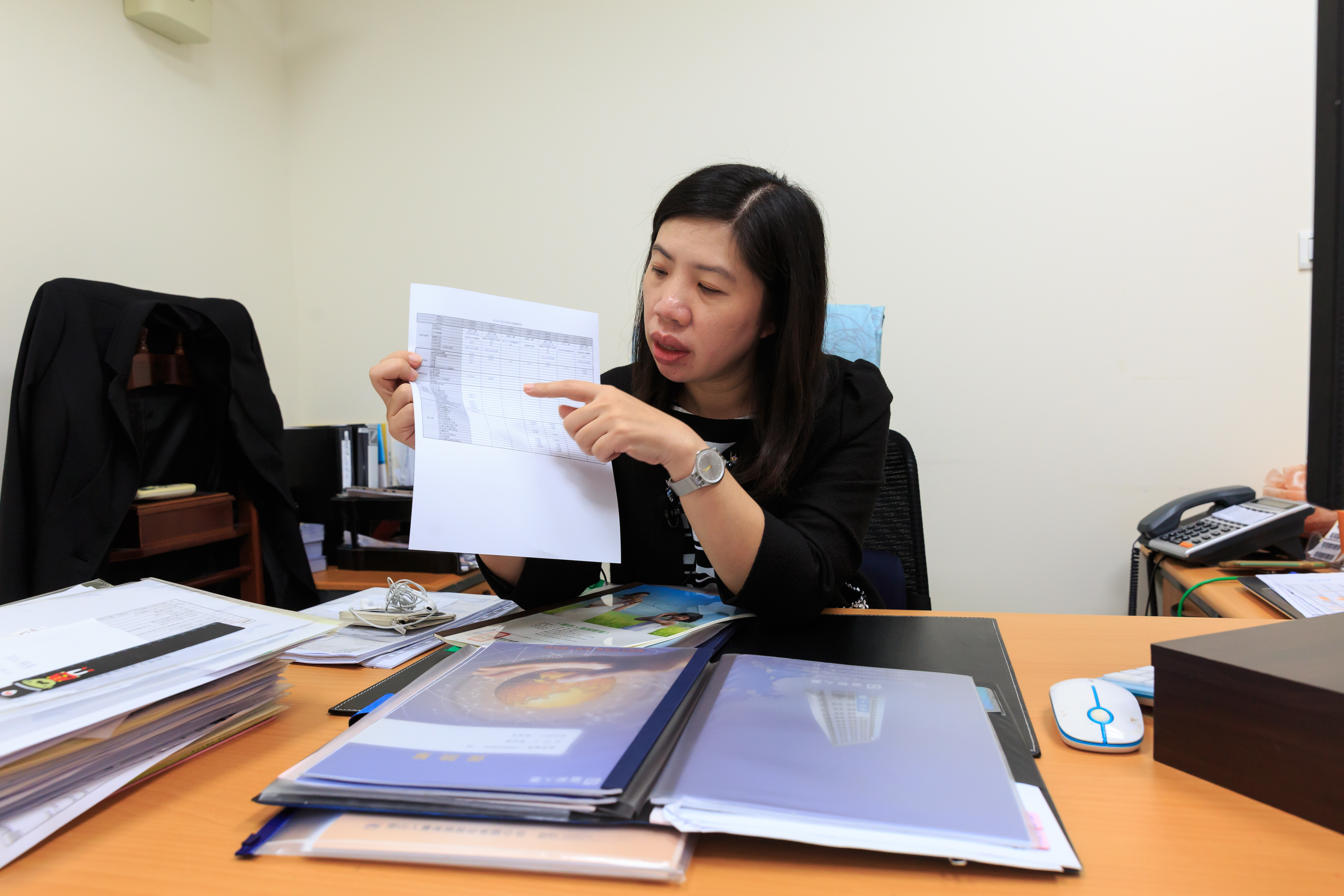 蔡佳瑜將全家人的保單內容一一記錄，看表就知保費、保障有多少。