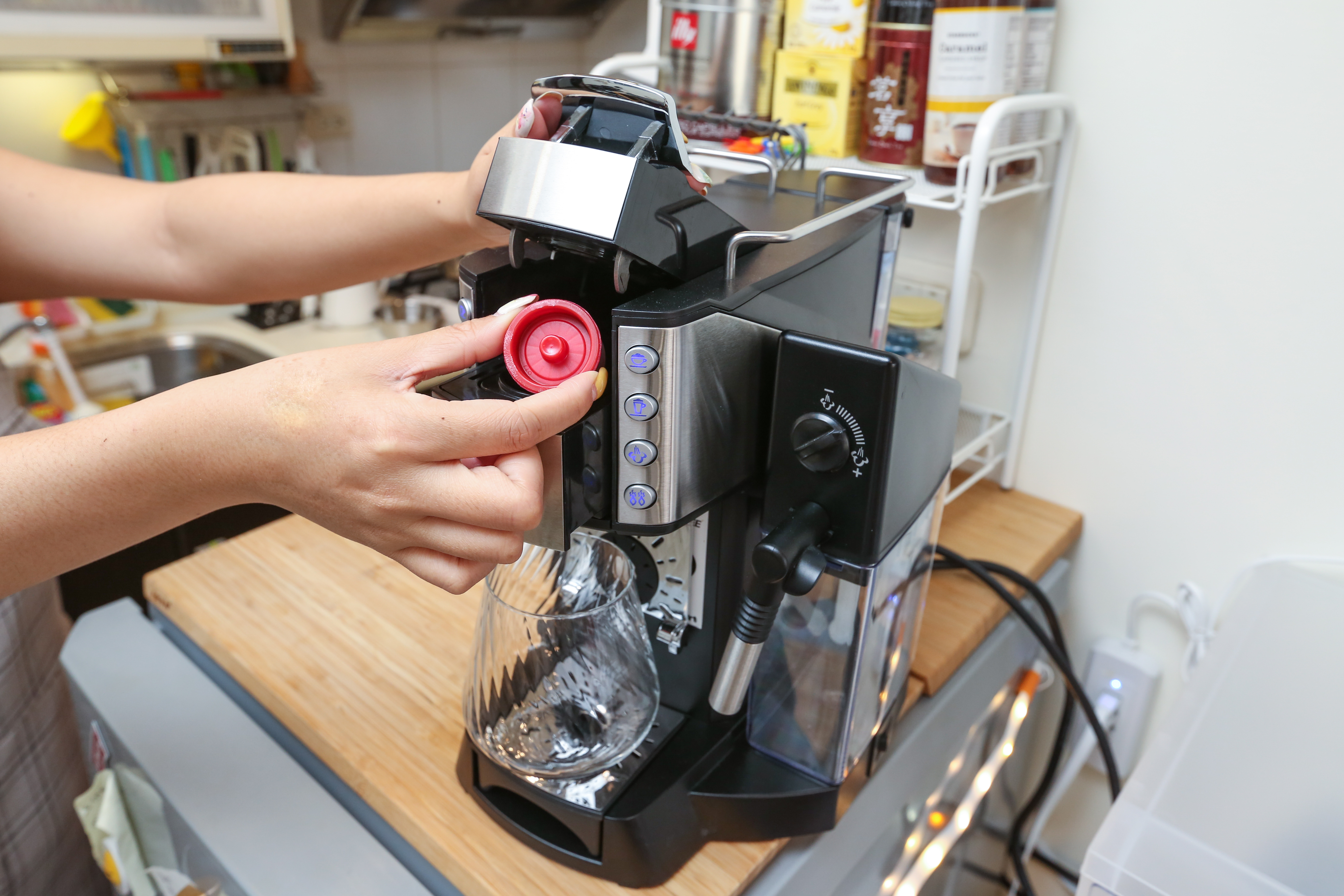 市售咖啡一杯少說40元起跳，想降低這筆支出不妨買咖啡機在家自己煮。