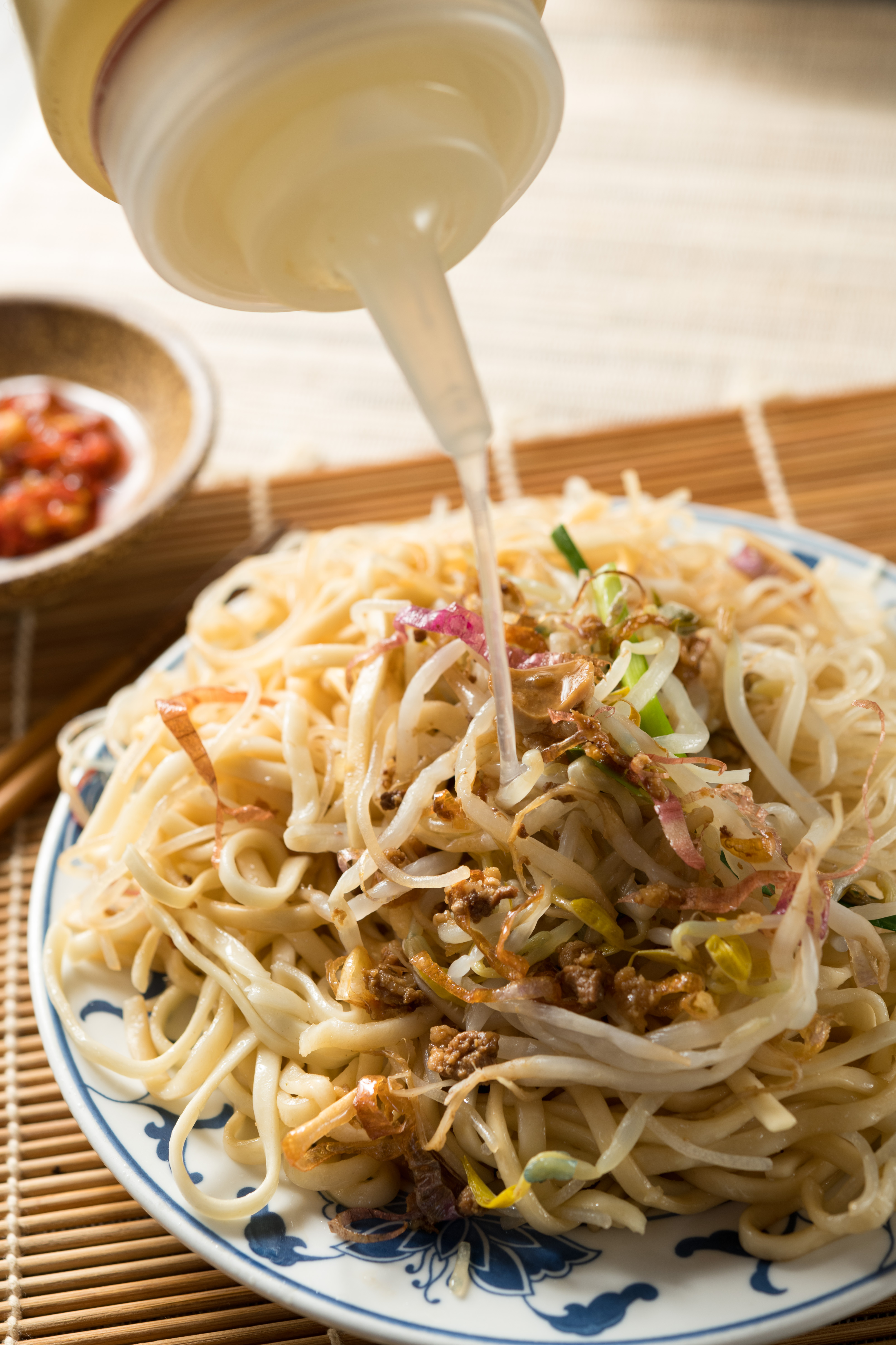「炒麵＋米粉」淋上烏醋和自煮蒜汁，點出香氣。（30元／小份）