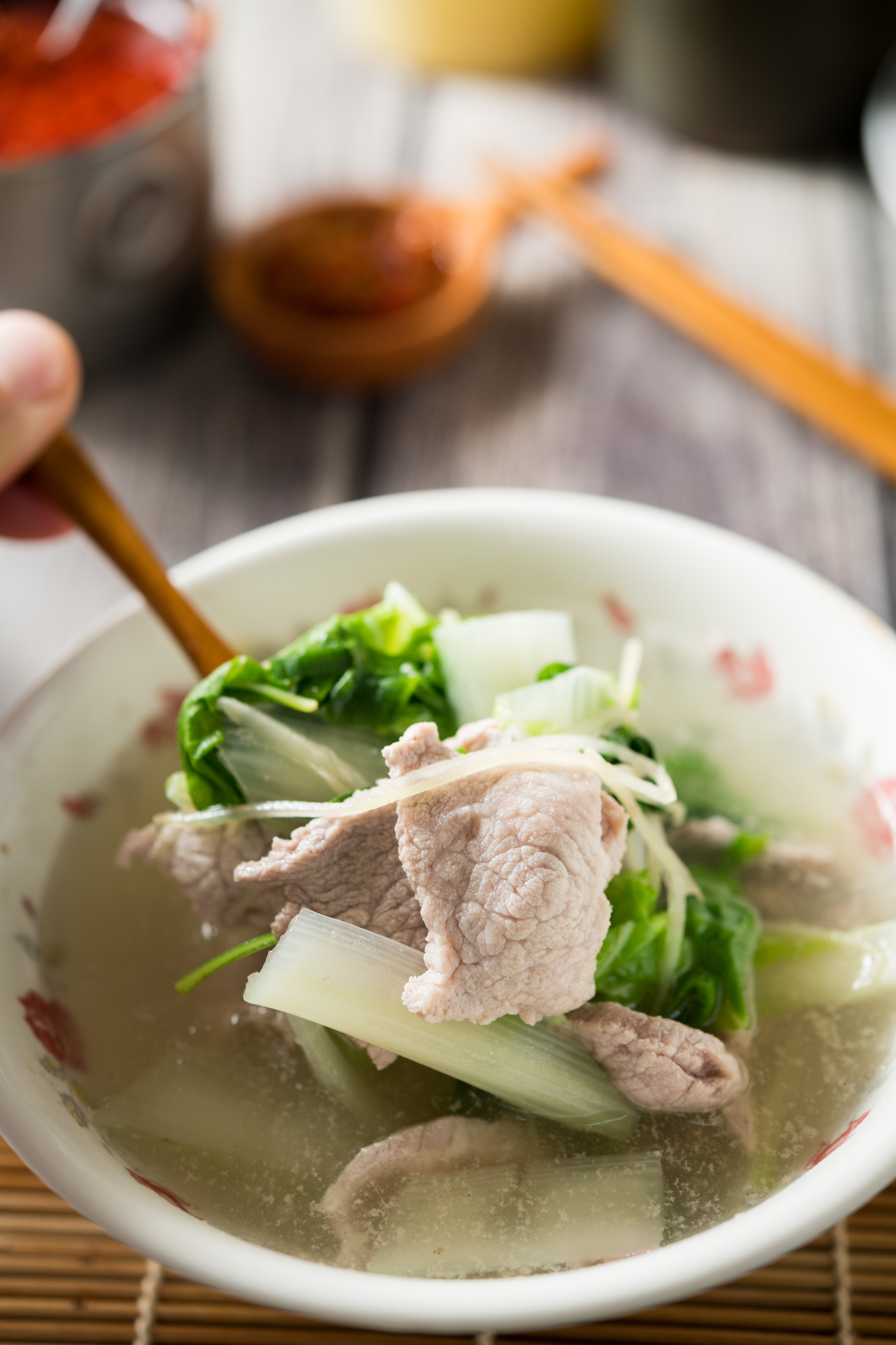 「赤肉湯」挑選軟嫩腰內肉，不裹粉僅汆燙，清嫩鮮美，就像媽媽會煮給孩子喝的湯。（50元／碗）