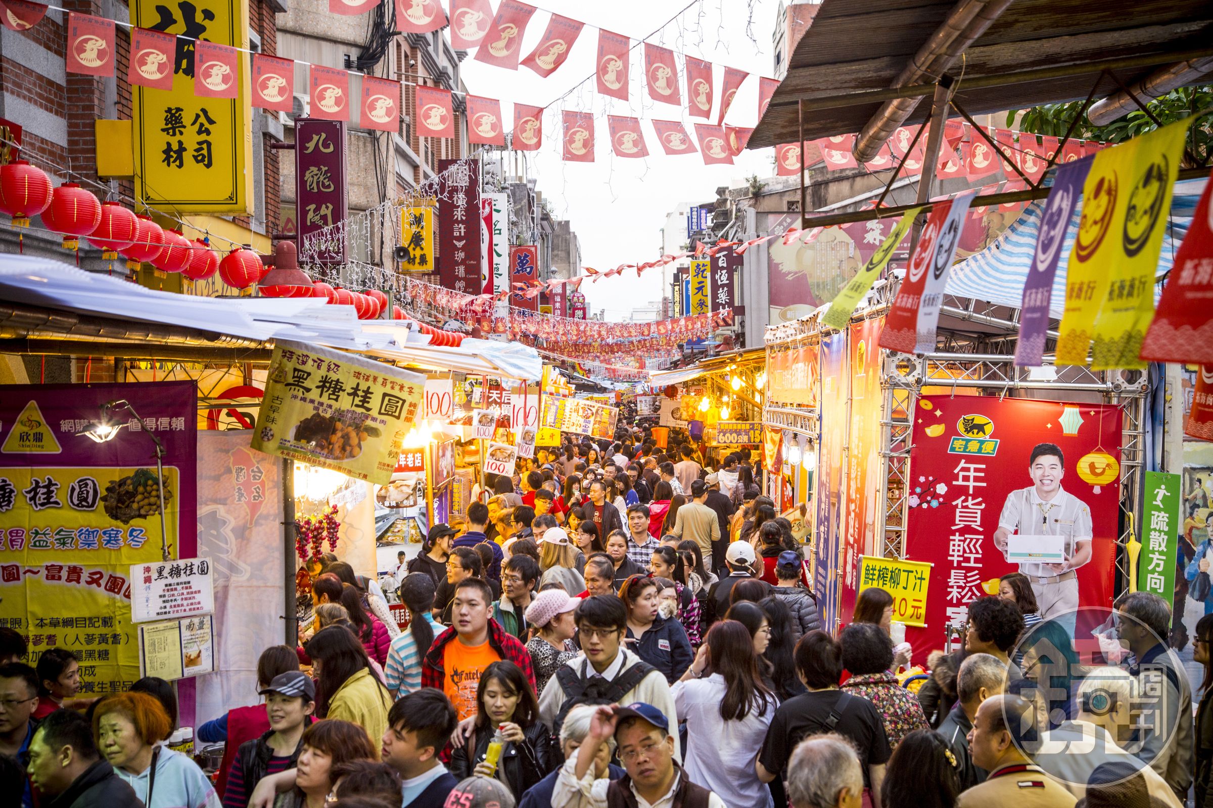 行政院拍板明年春節連假最短可休7天，最長可放9天，但仍需補班。