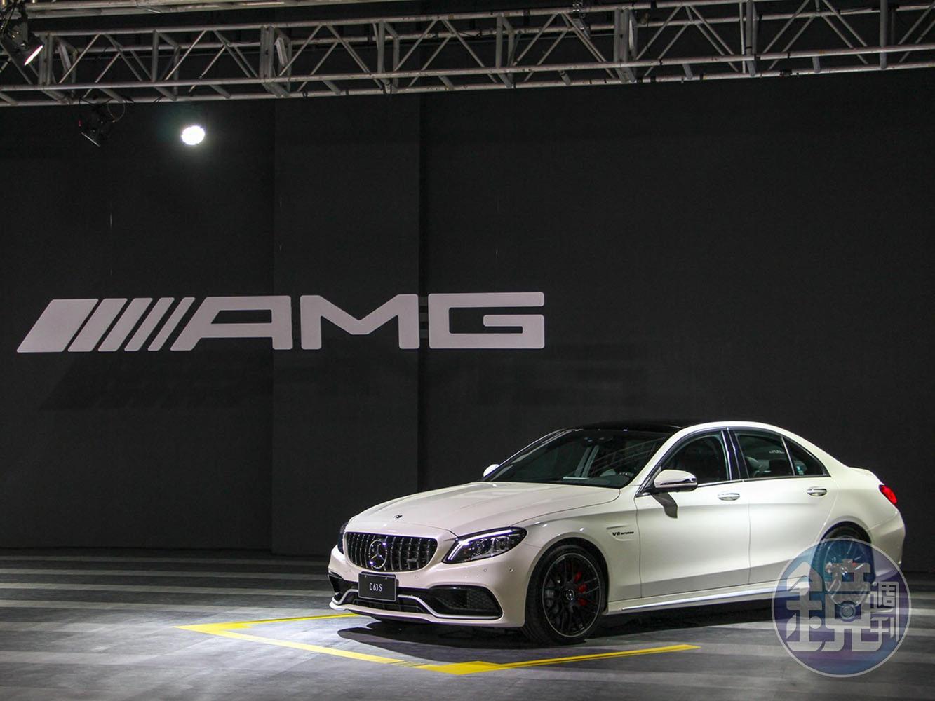 小改款的C63換上了與AMG GT-R相同的直柵式水箱護罩。